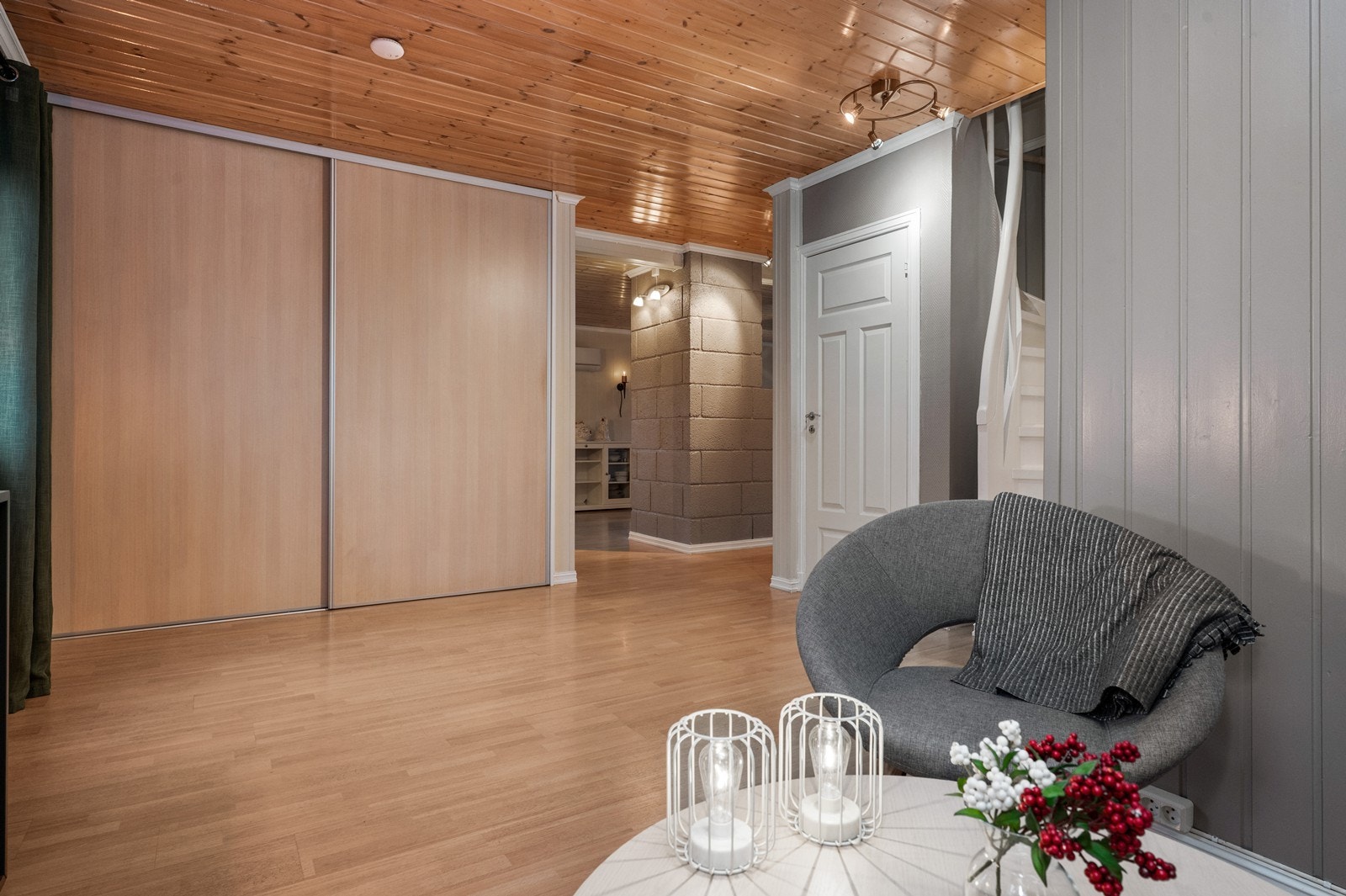 Skyvedørsgarderobe gir effektiv oppbevaring og plassutnyttelse i rommet. Galleribilde