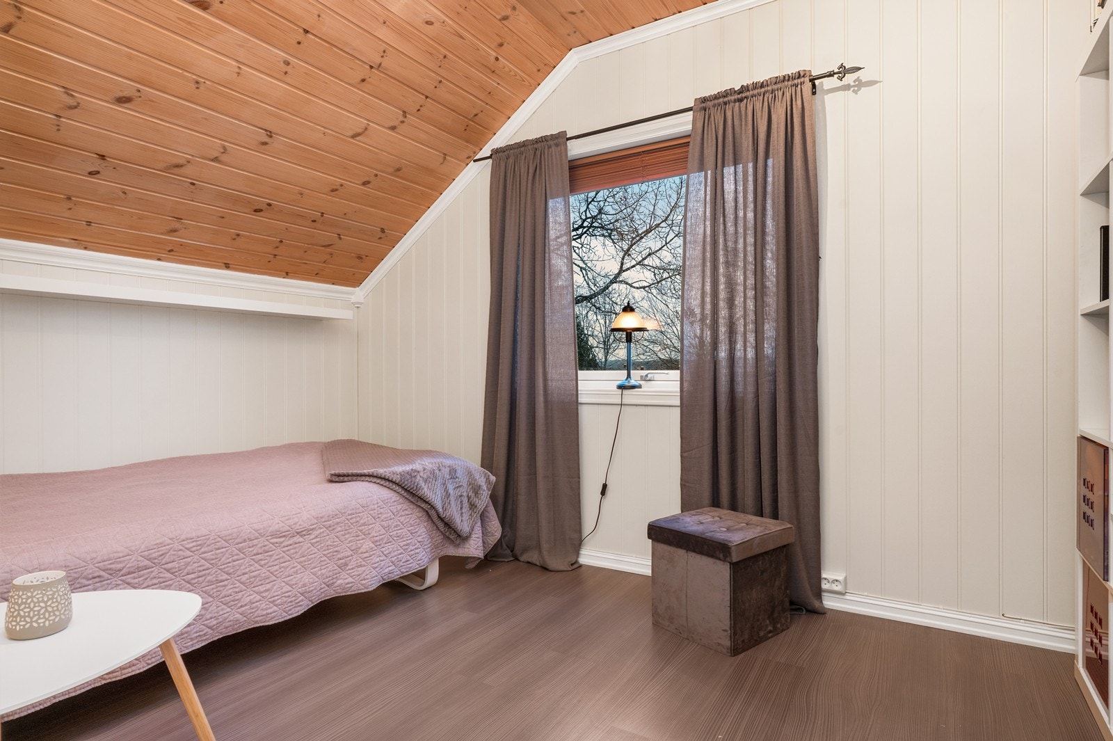 Soverom 1 i 2. etasje. Skråtak og panelvegger gir rommet en lun atmosfære. Galleribilde