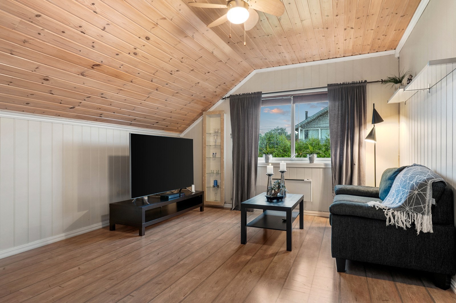 Soverom 3 i 2. etasje. Store vinduer gir naturlig lysinnfall til rommet. Galleribilde