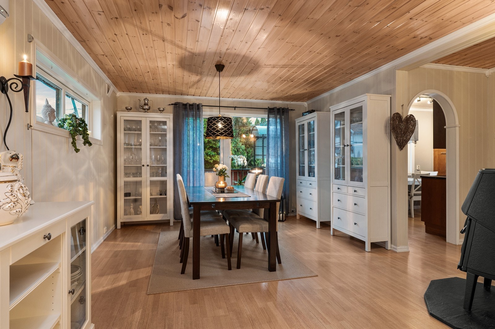 Fra spisestuen er det direkte adgang til kjøkkenet, hvilket gir praktisk serveringsmulighet. Galleribilde