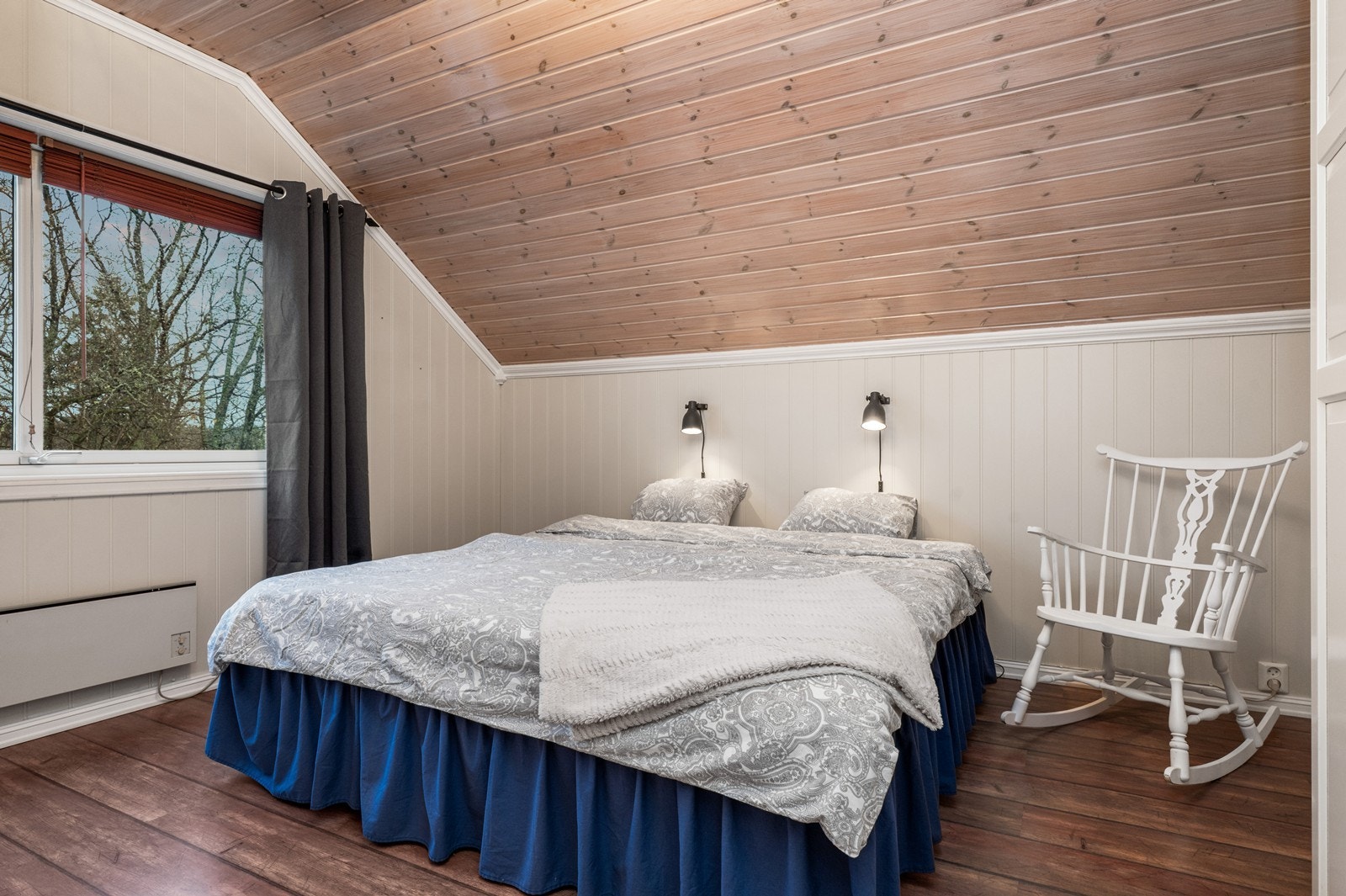 Soverom 2 i 2. etasje. Dobbeltseng med plass til nattbord gir komfortabel overnatting. Galleribilde