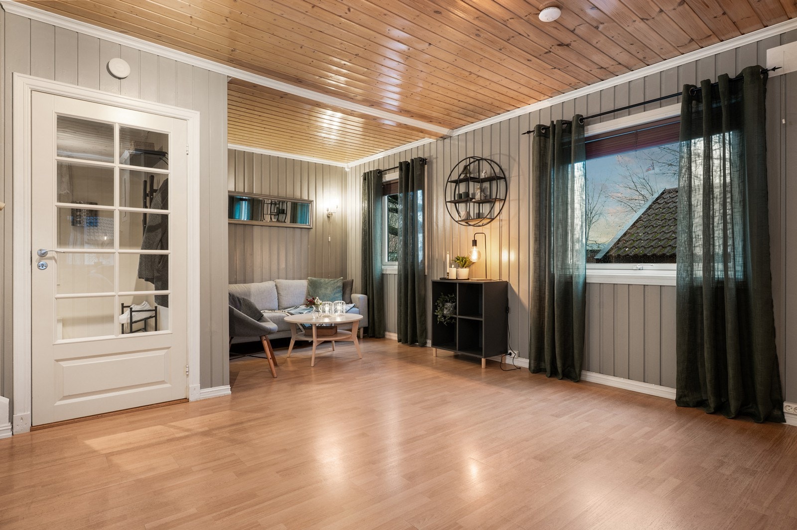 Direkte forbindelse til stuen gir en naturlig flyt mellom oppholdsrommene. Galleribilde