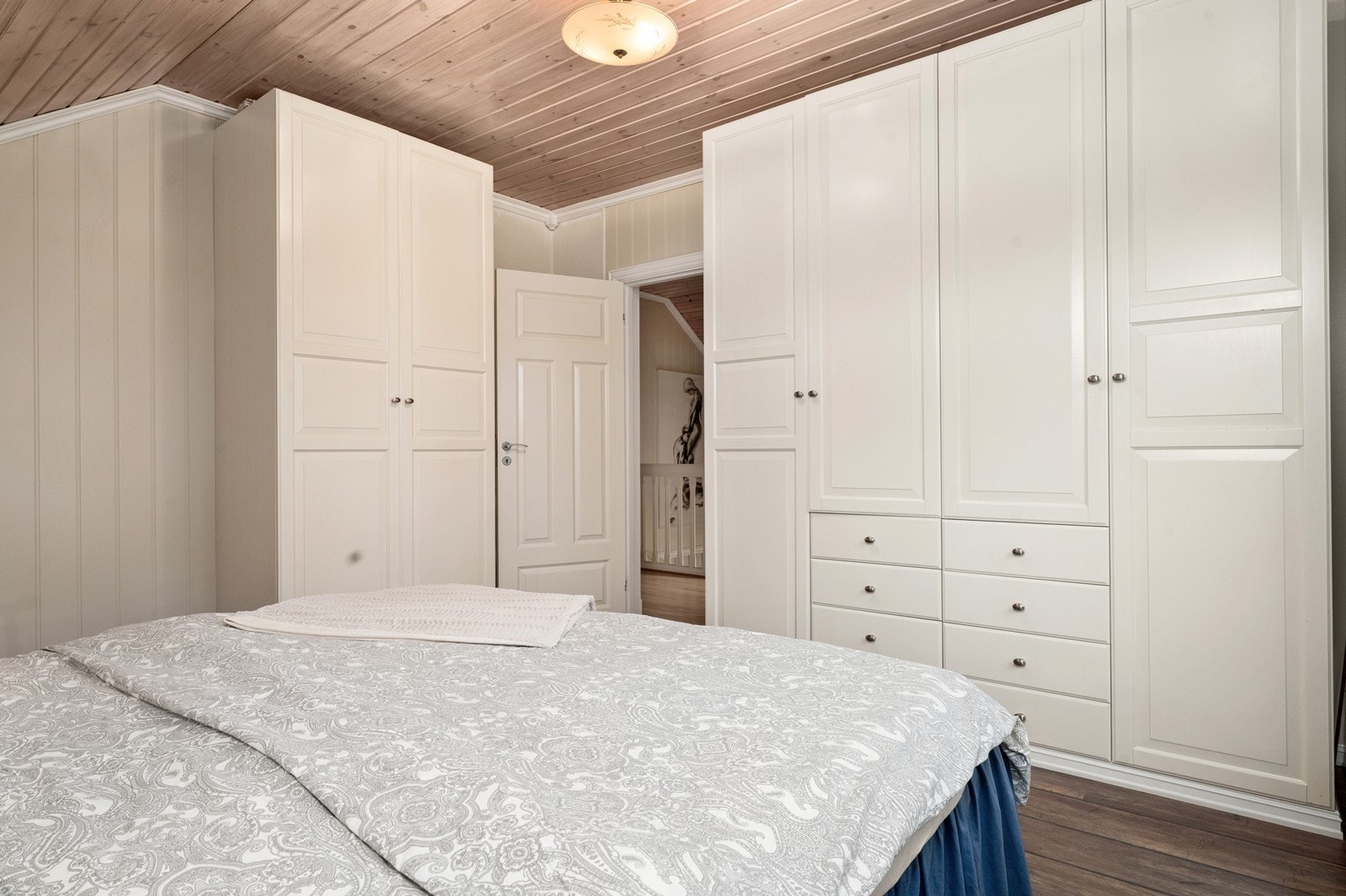 Soverom 2 i 2. etasje. Plass til oppbevaring i garderober gir effektiv romutnyttelse. Galleribilde