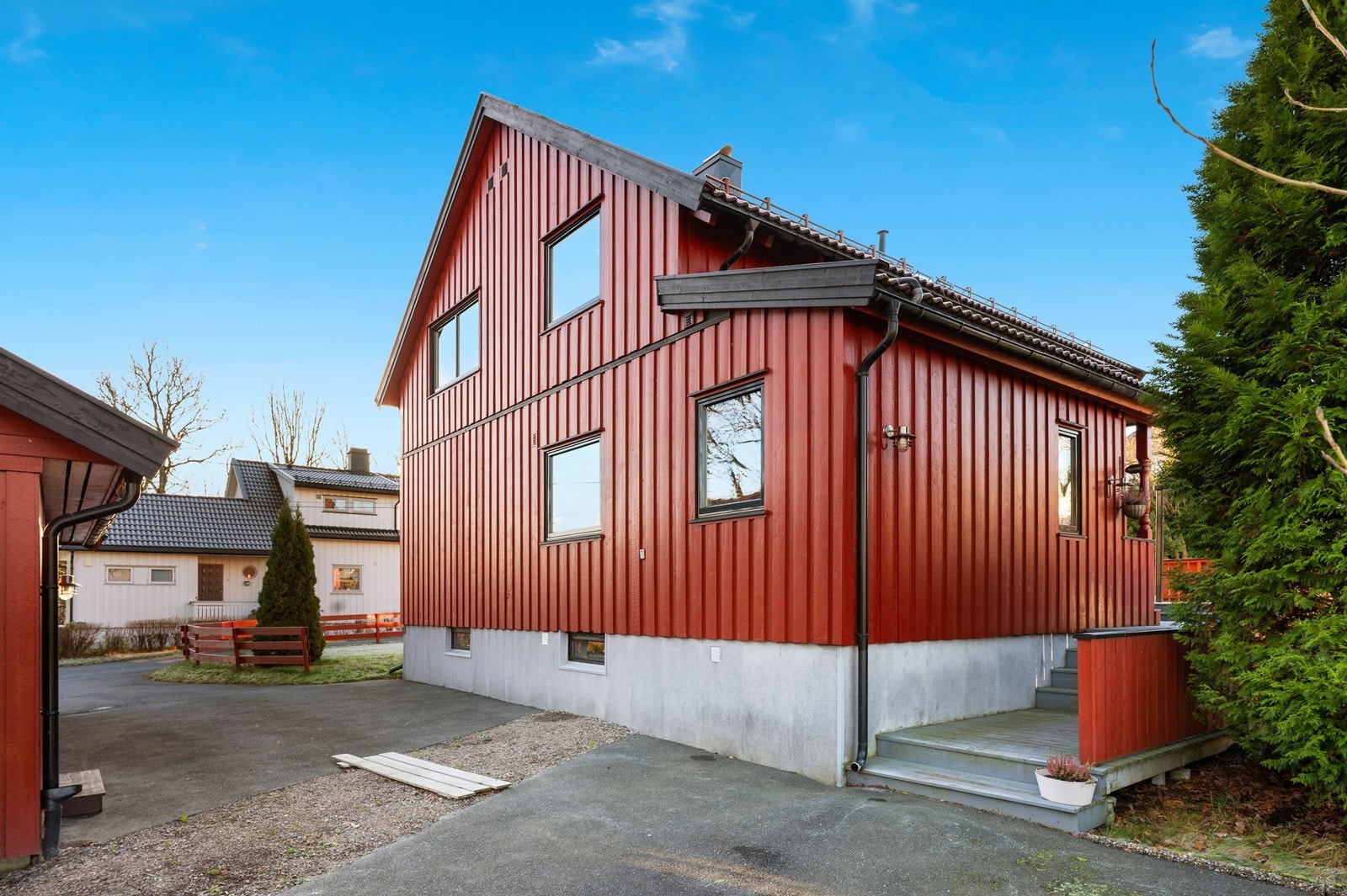 Parkering på egen tomt gir enkel tilgang til boligen fra oppkjørselen. Galleribilde