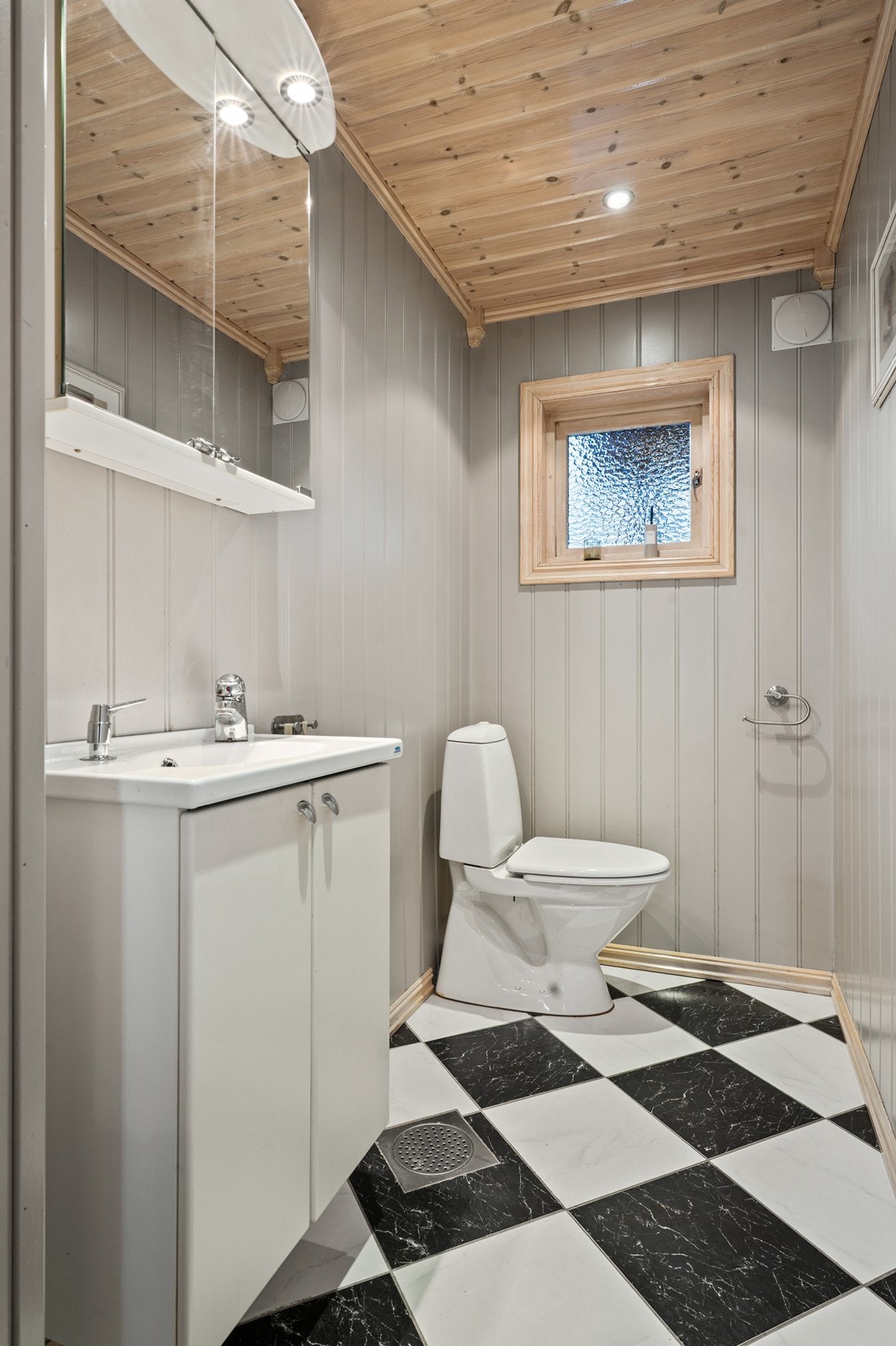 Speilskap med belysning gir god oppbevaring og lyssetting. Galleribilde