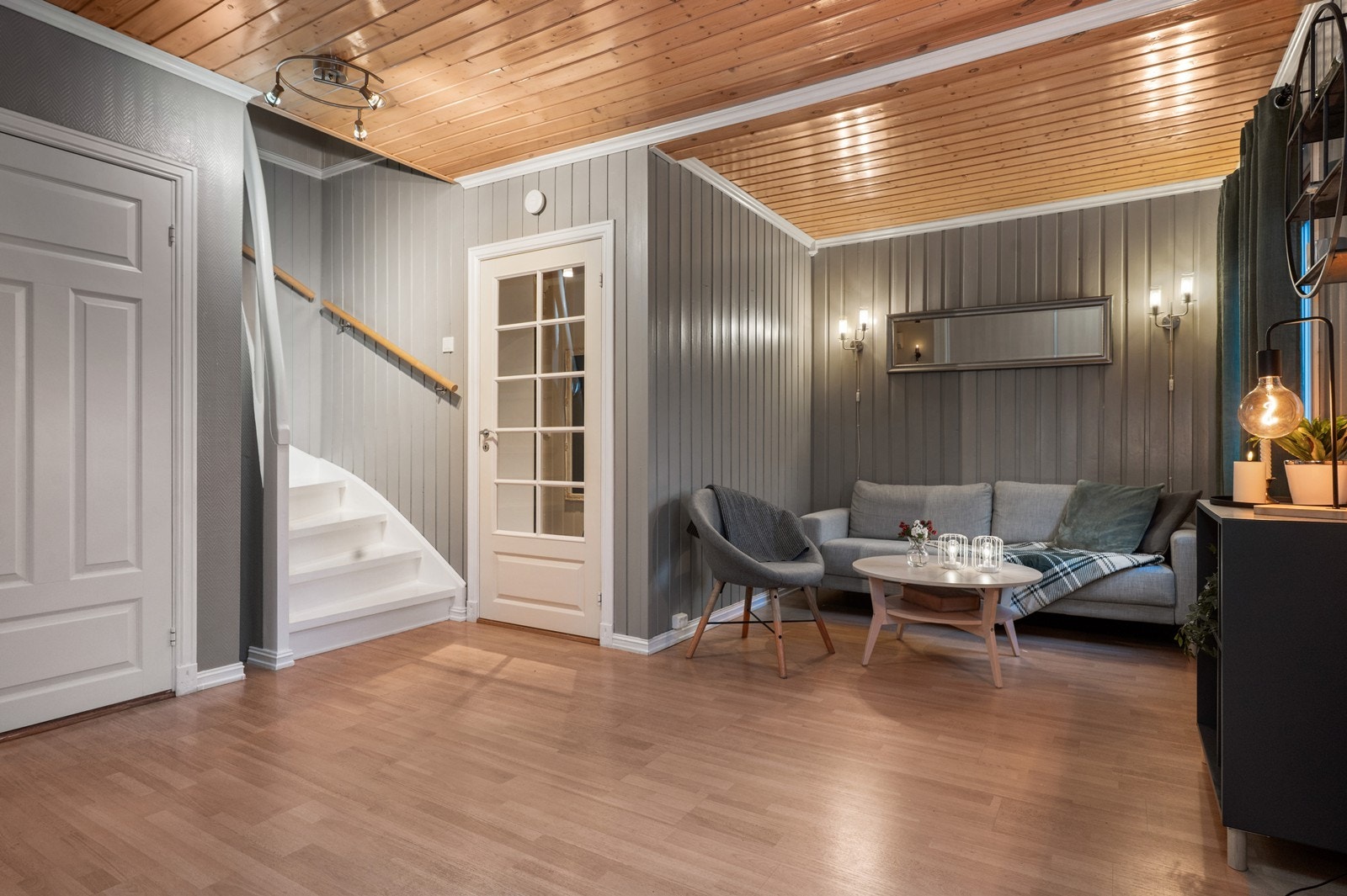 Store vindusflater gir rommet naturlig lysinnfall og utsyn mot uteområde. Galleribilde