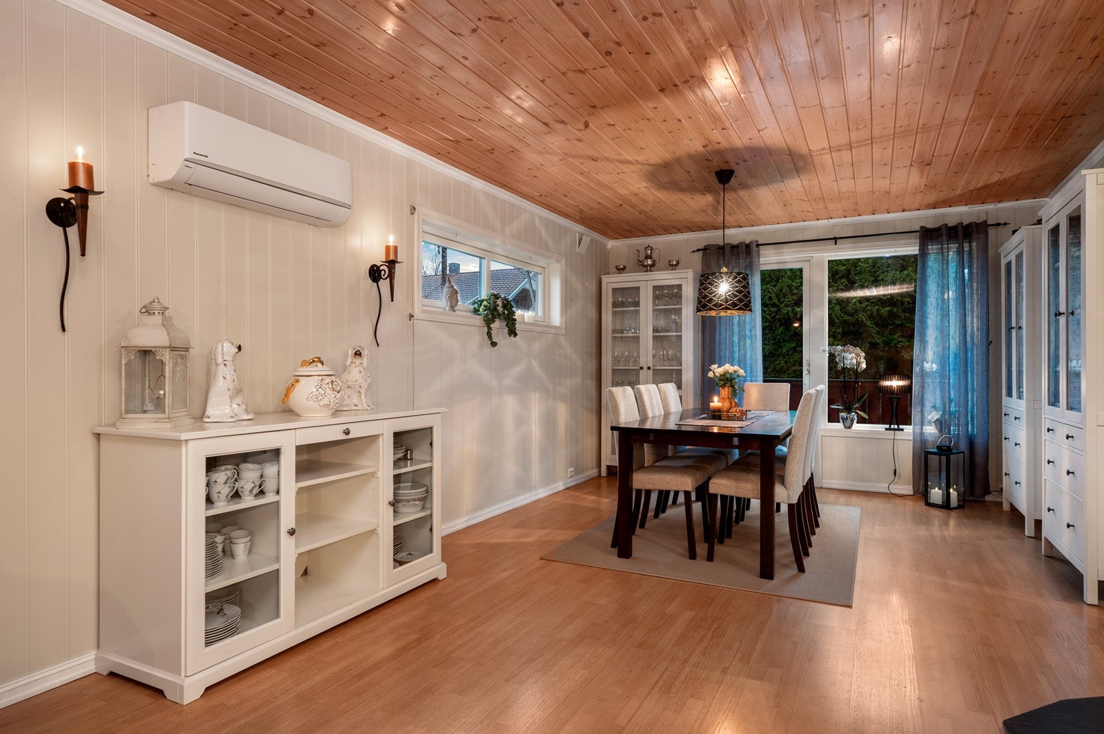 Spisestuen har utgang til terrasse, hvilket gir enkel tilgang til uteområdet. Galleribilde