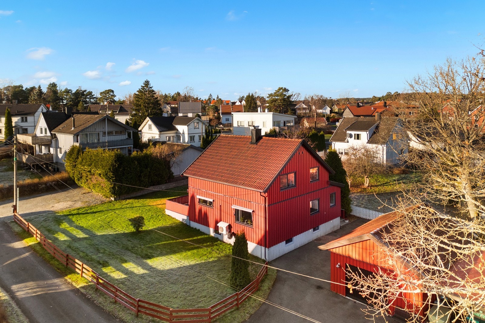 Huset har en praktisk beliggenhet med kort vei til lokale fasiliteter og naboer. Galleribilde