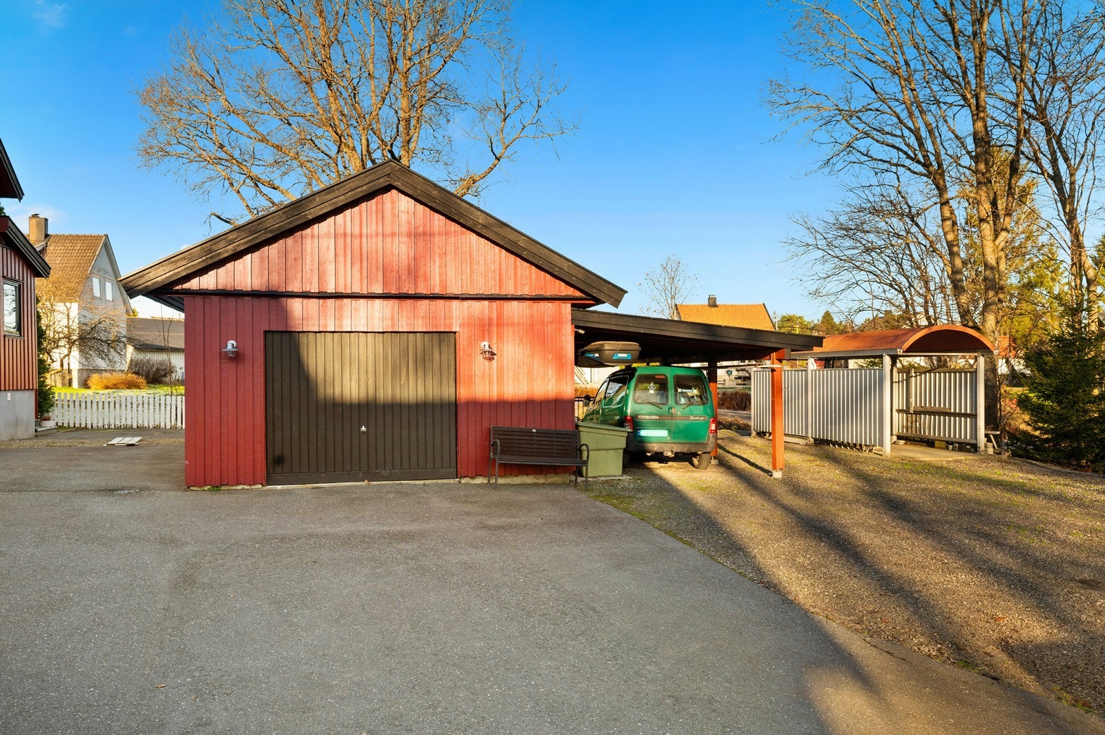Garasje med tilhørende carport gir mulighet for parkering av flere kjøretøy. Galleribilde