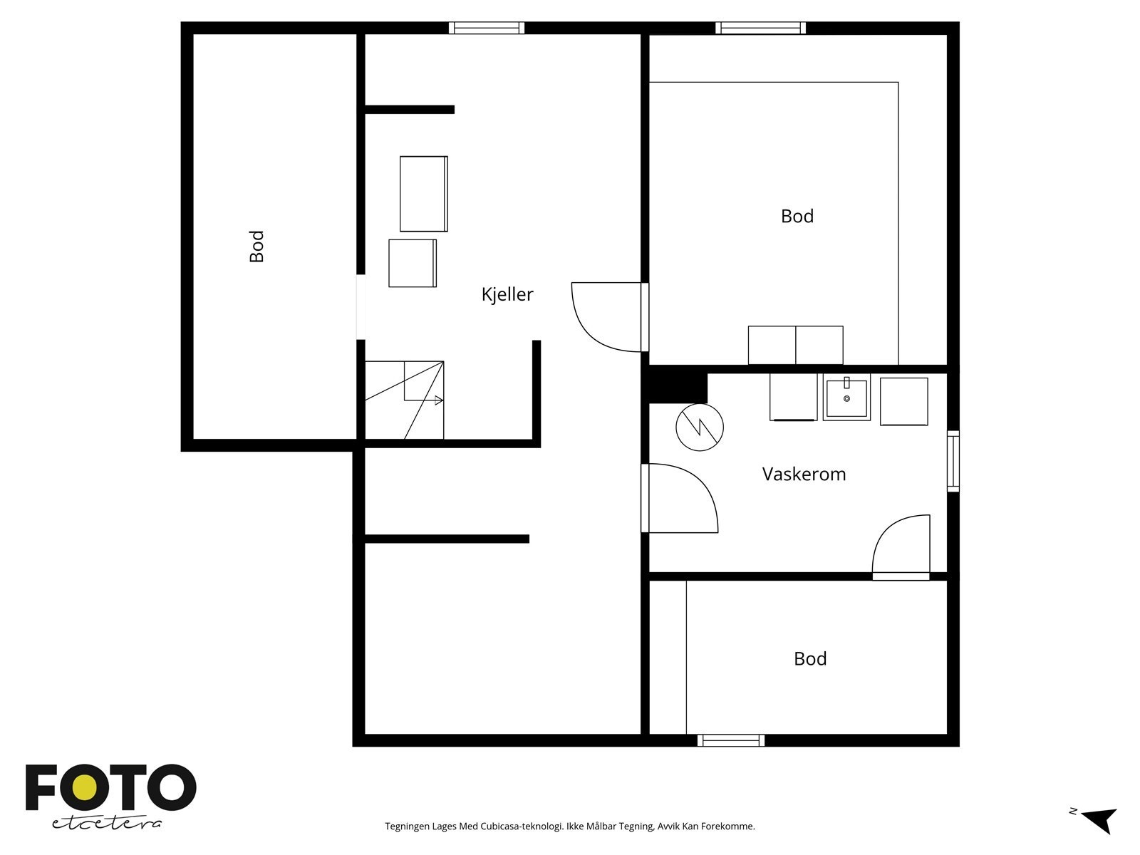 Kjelleren inneholder flere boder og et vaskerom, ideelt for oppbevaring og praktisk bruk. Galleribilde