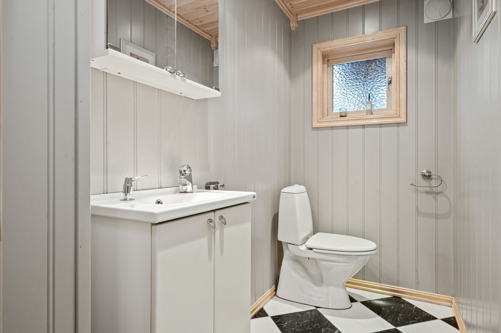 Praktisk og lettstelt toalettrom. Galleribilde