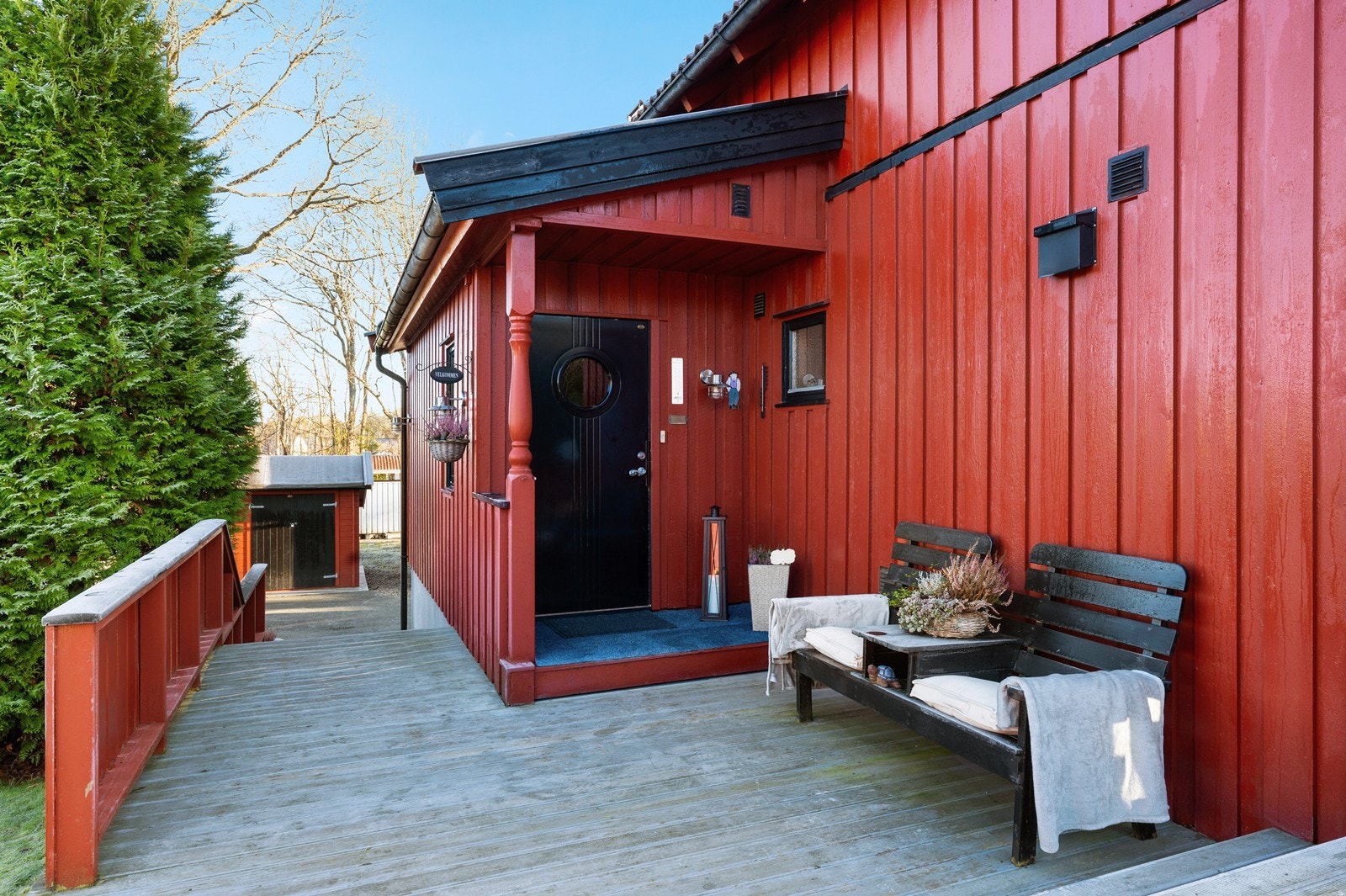 Inngangspartiet er overbygd og direkte adkomst til veranda med tredekke som gir en lun velkomst. Galleribilde