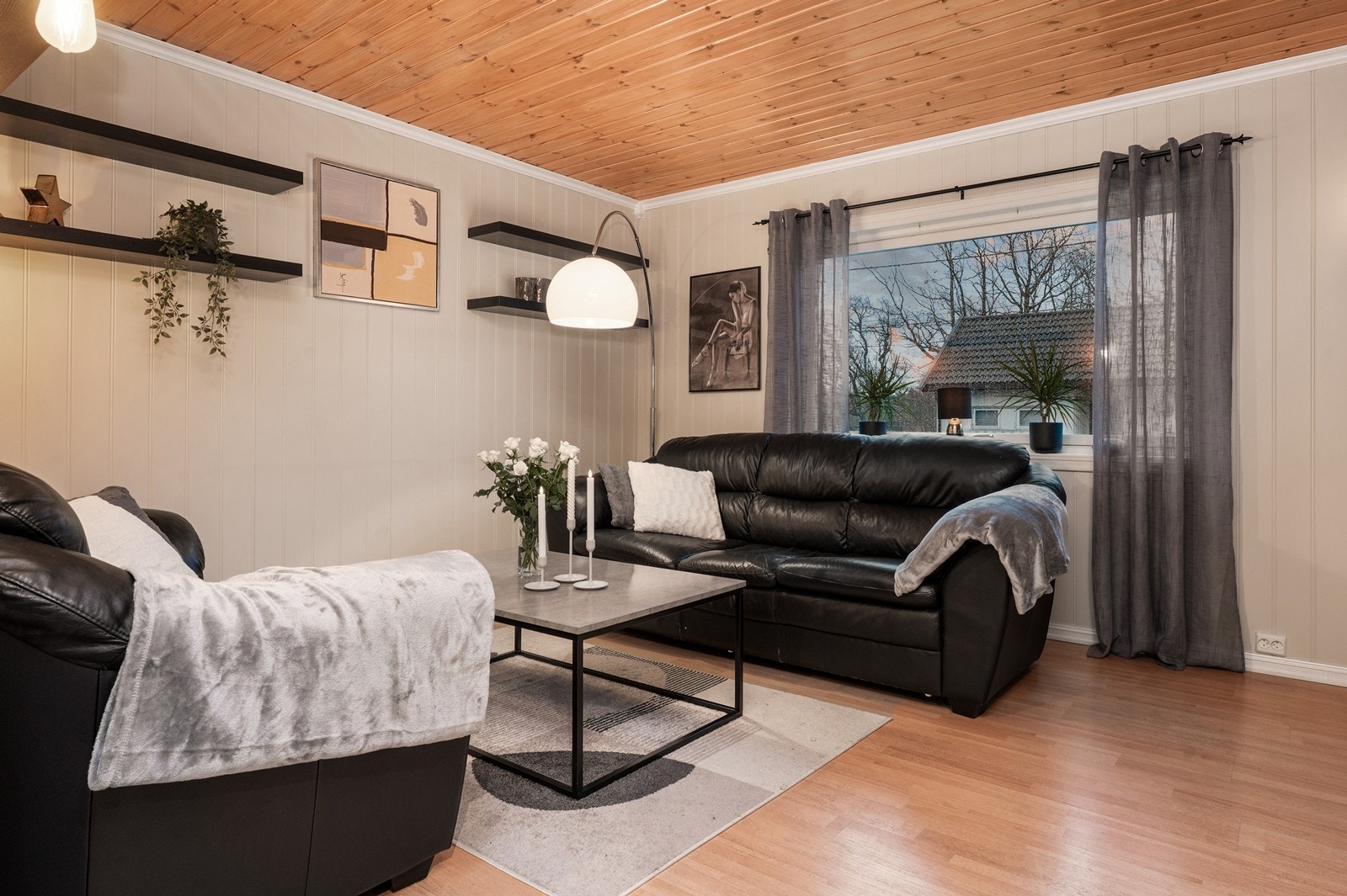 Utsyn mot hageområde fra stuen gir et rolig og grønt perspektiv. Galleribilde