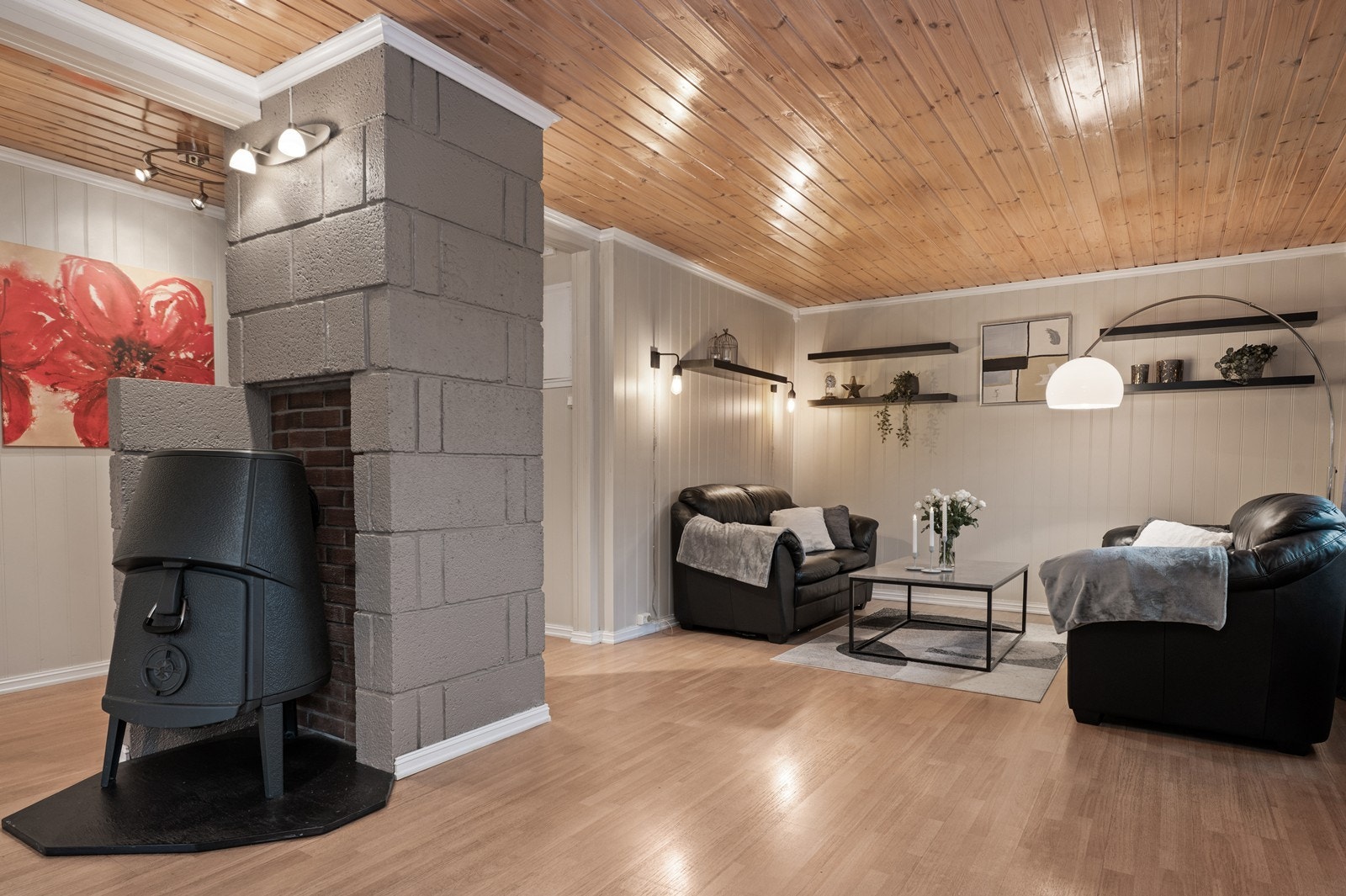 Vedovn bidrar med jevn varme og skaper en lun atmosfære i oppholdsrommet. Galleribilde