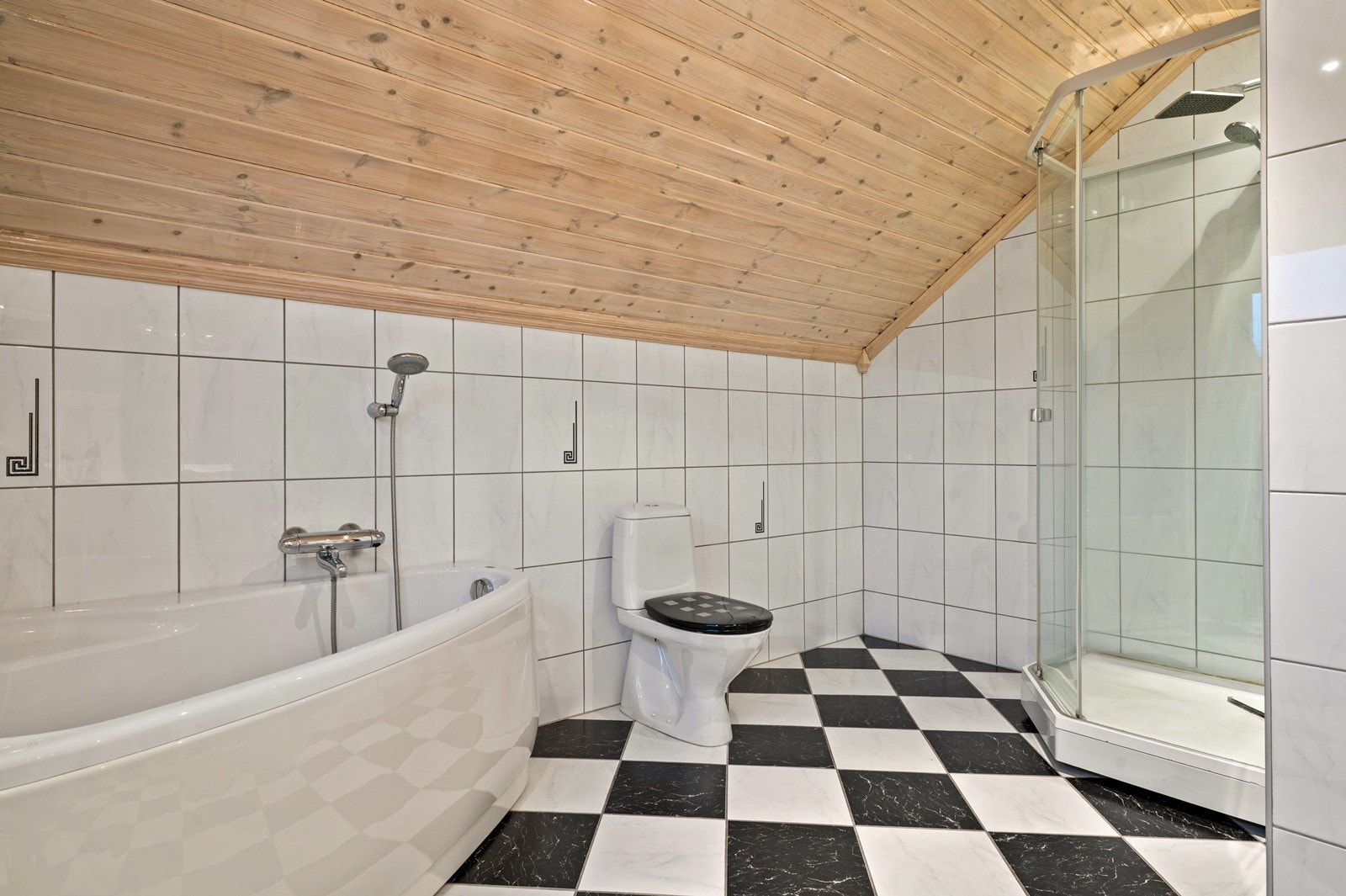 Badekar og dusjkabinett gir fleksible løsninger for både avslapning og effektiv dusjing. Galleribilde