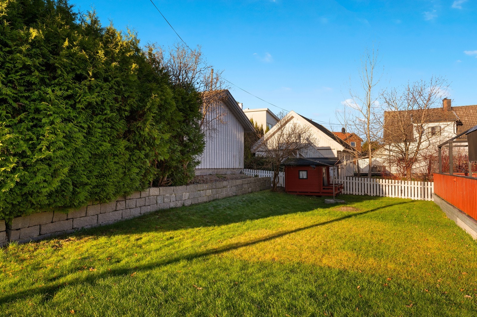 Grønt hageområde med privat skjerming fra hekk gir gode muligheter for utendørs aktiviteter. Galleribilde