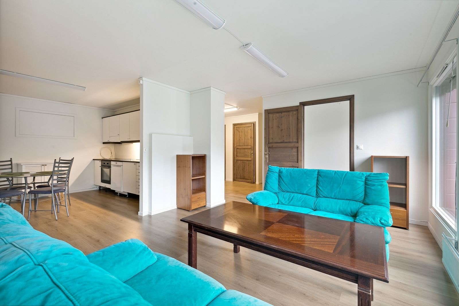 Stue med åpen kjøkkenløsning - store vinduer som slipper inn mye naturlig sollys Galleribilde