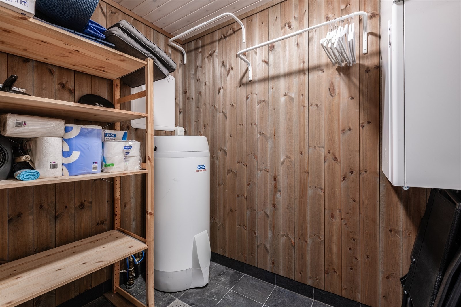 Ved entréen er det inngang til en romslig og praktisk bod. Galleribilde