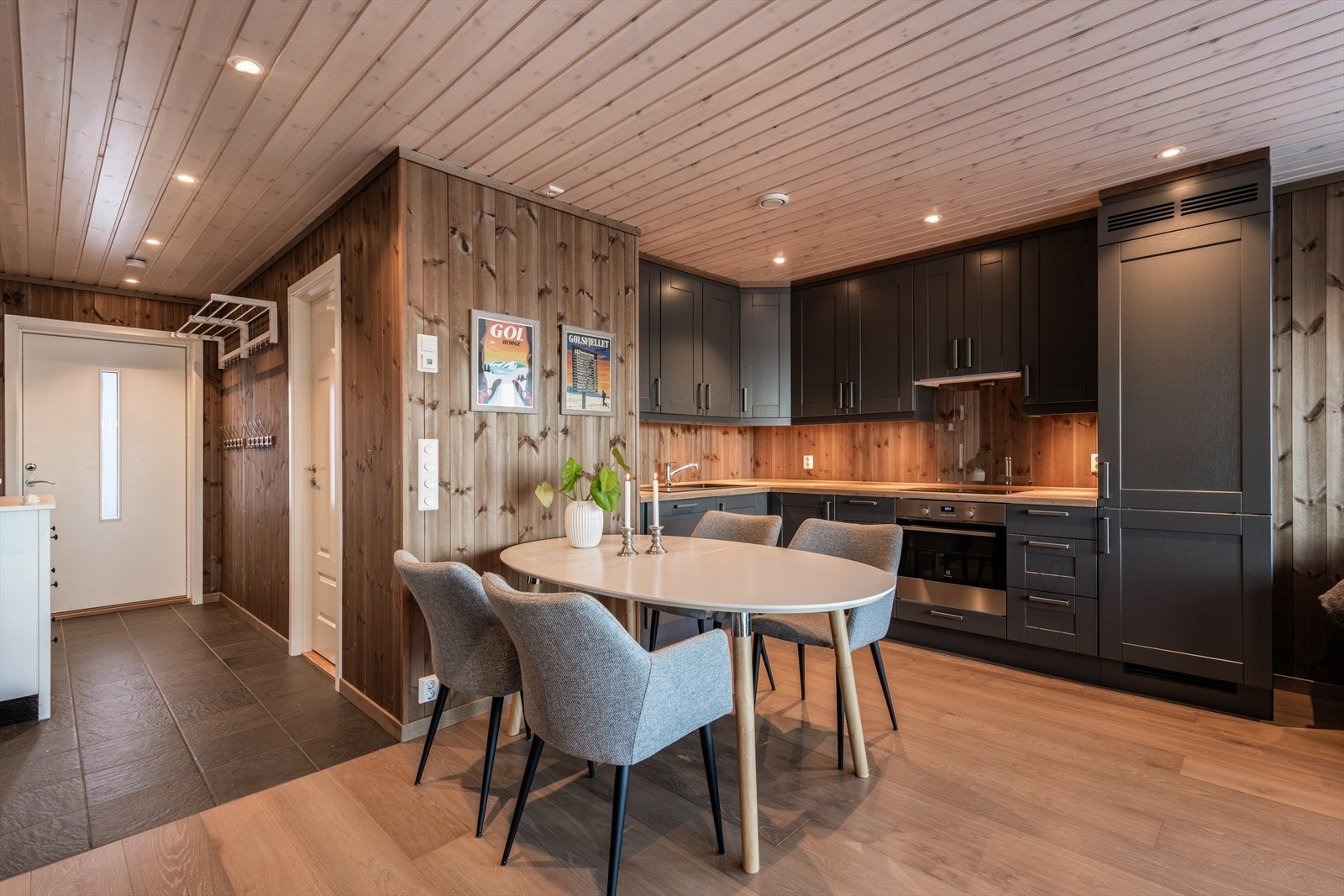 Lekkert kjøkken med integrerte hvitevarer. Galleribilde