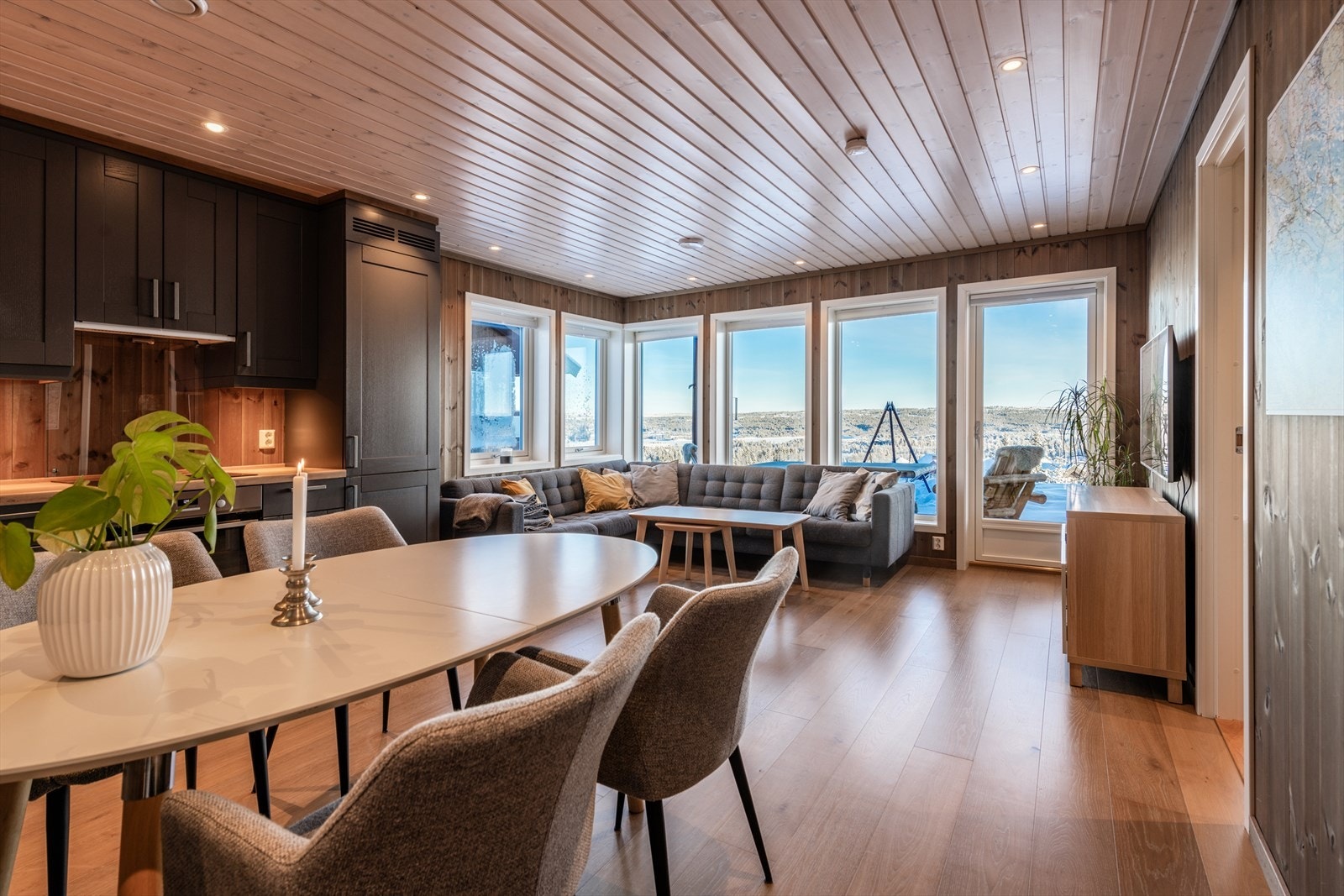 Videre kommer man inn til en åpen stue- kjøkkenløsning. Galleribilde