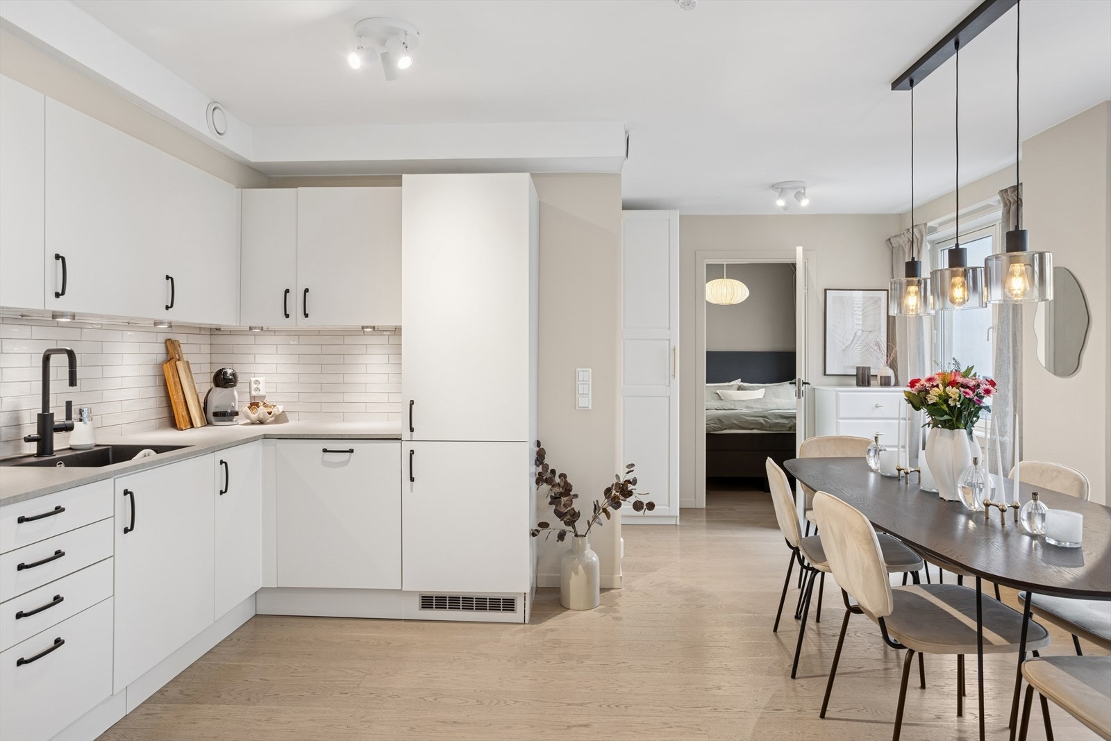 Her finner du også kjøkkenventilator i stål samt integrerte hvitevarer, inkludert koketopp, stekeovn, oppvaskmaskin og kjøl-/fryseskap. Galleribilde