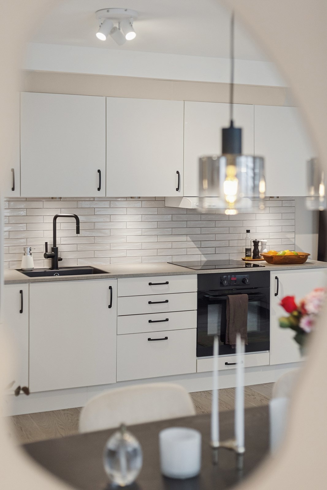 Kjøkkenet er et stilrent HTH-kjøkken fra 2017. Galleribilde