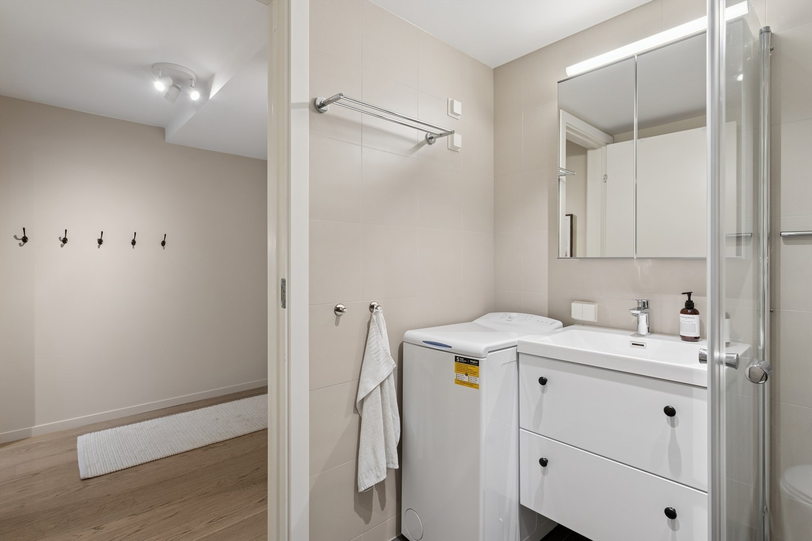 Baderommet har opplegg for vaskemaskin og downlights i himmling. Galleribilde