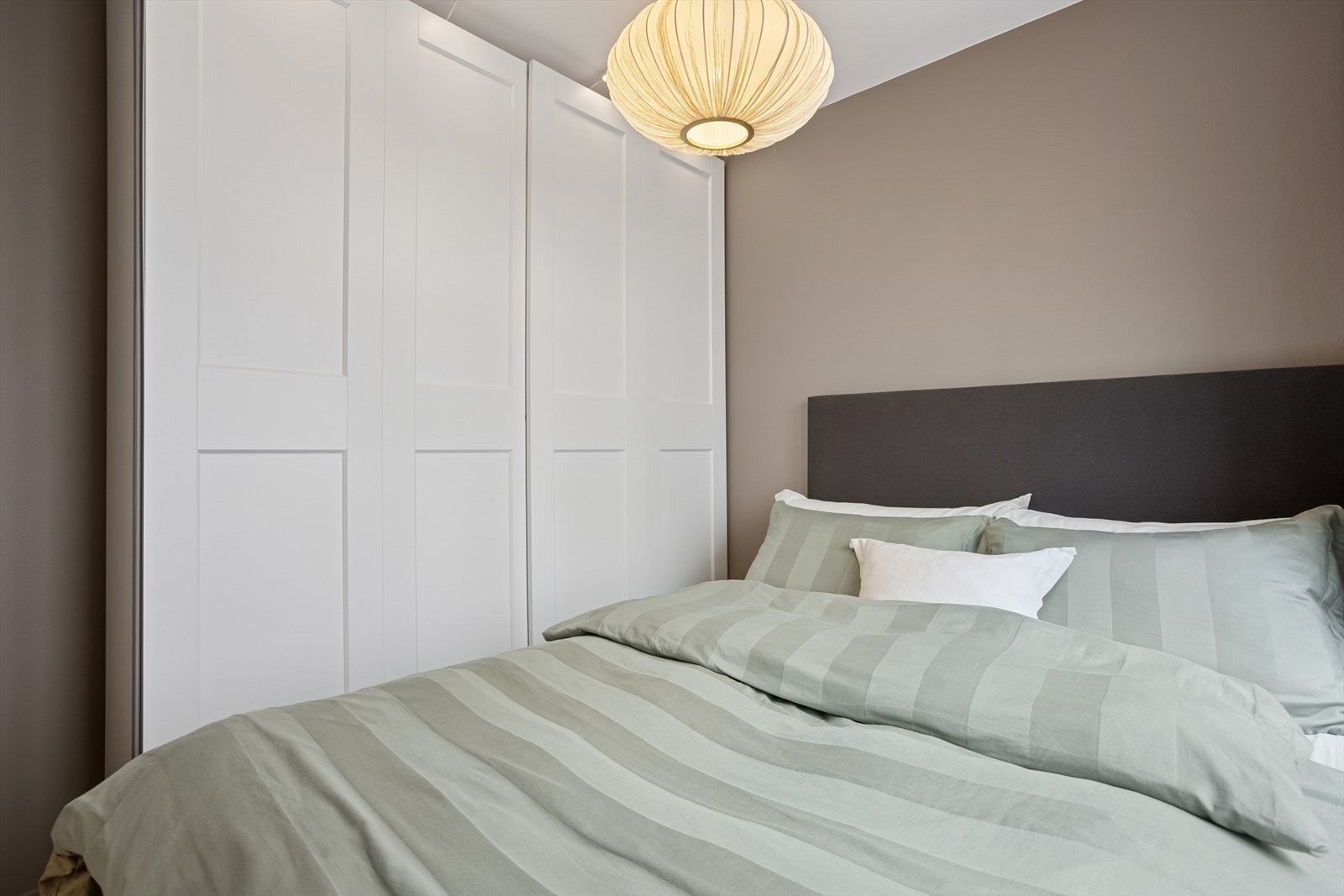 Soverommet har plass til dobbeltseng og garderobeskap. Galleribilde