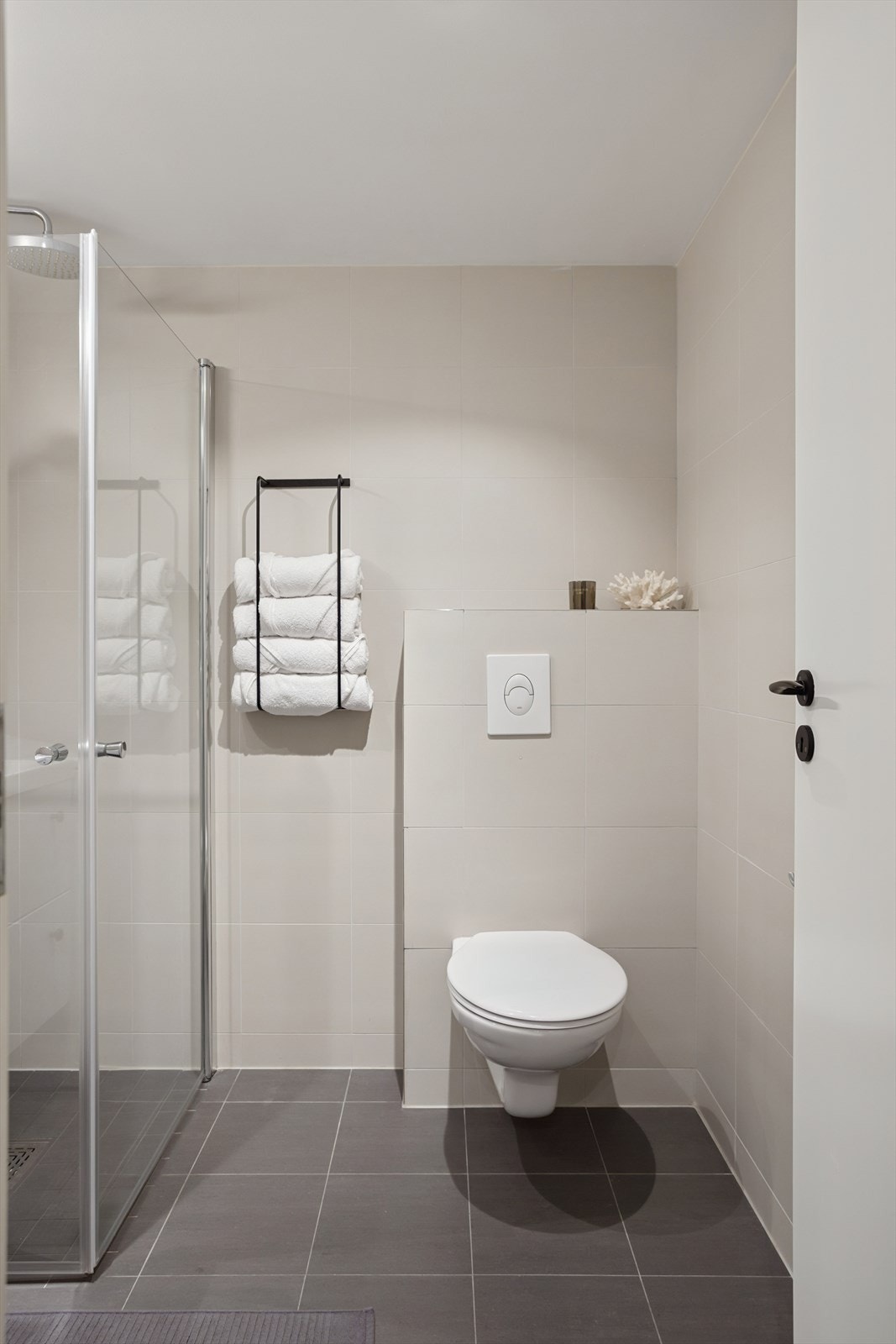 Lekkert og moderne bad som ble oppført i regi av utbygger i 2016/17. Galleribilde