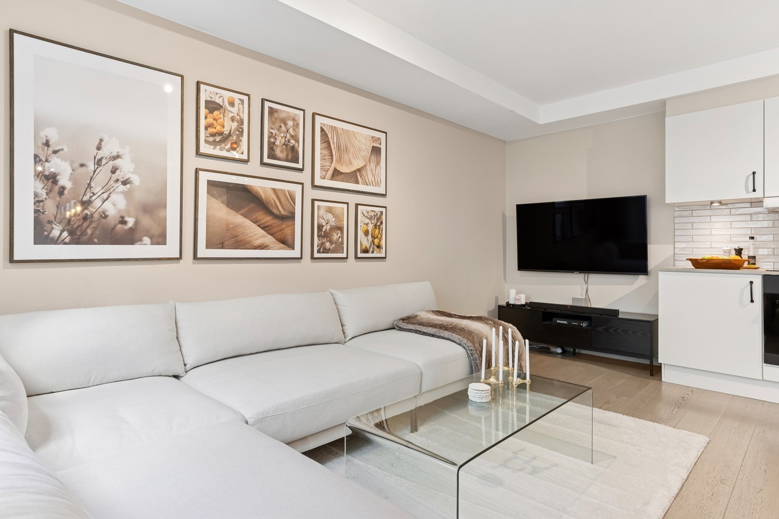 Stuen er av gode størrelse som gir mulighet for ulike møbleringsalternativer. Galleribilde