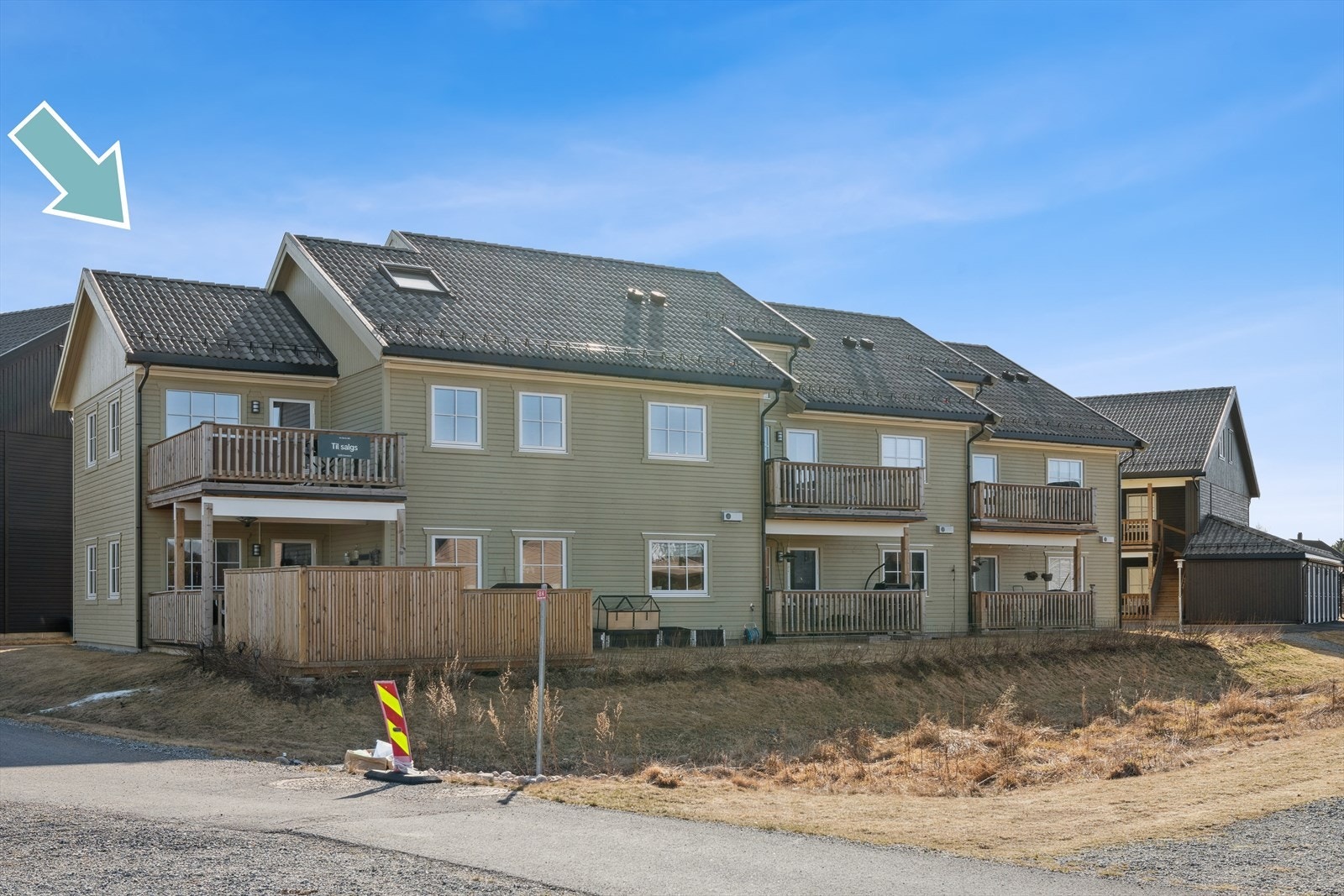 Boligen ligger idyllisk til i et etablert og barnevennlig boligområde på Bjørkeåsen, rett utenfor sentrum av Nannestad. Galleribilde