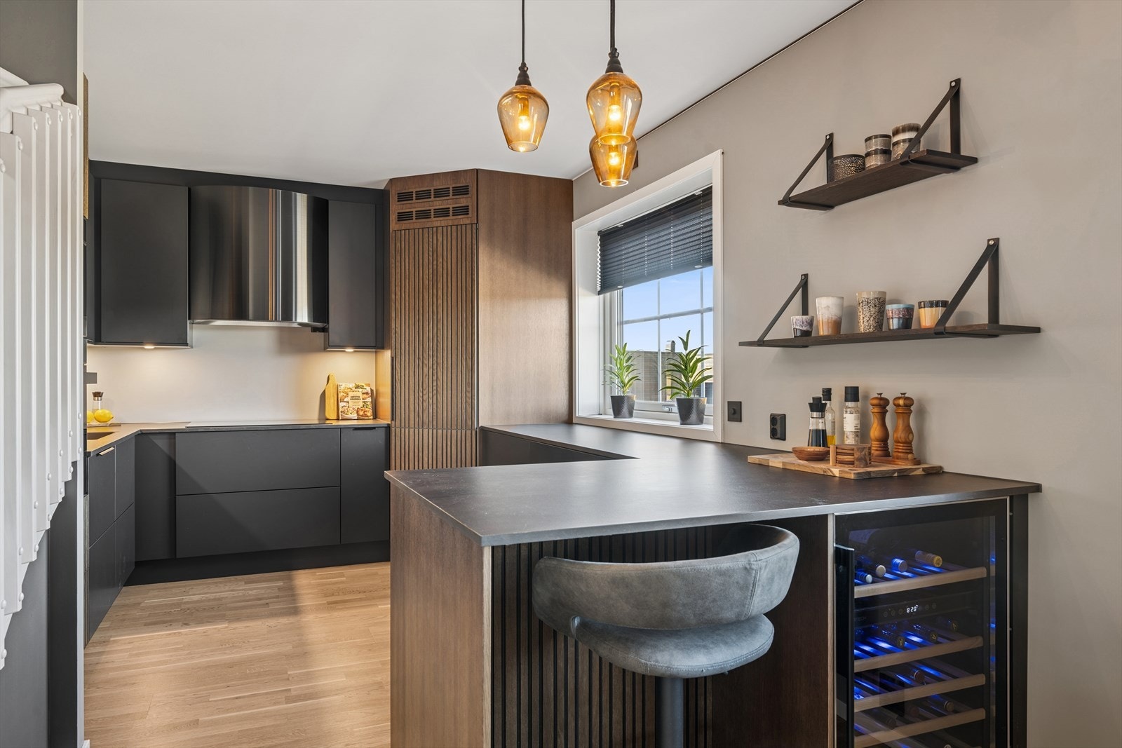 Rålekkert kjøkken fra Huseby som er påkostet med blant annet kjøle hjørne, vinskap og spilefronter. Galleribilde