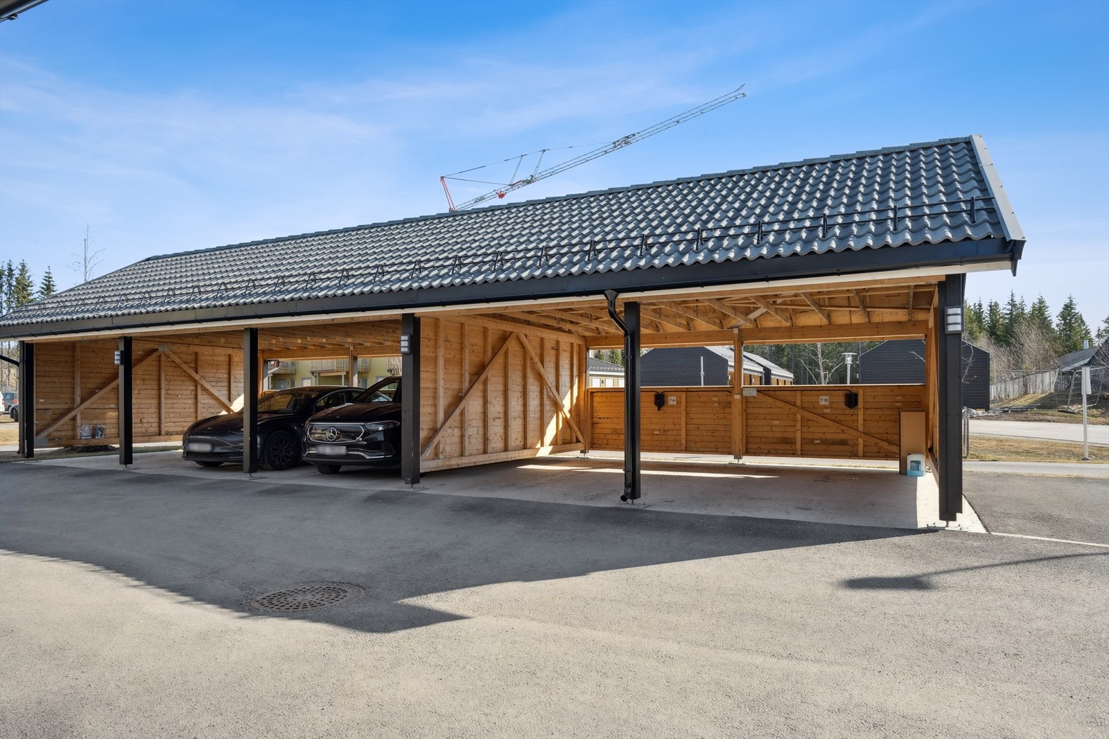 Parkering i carport for 1 bil i felles carportrekke medfølger. Galleribilde