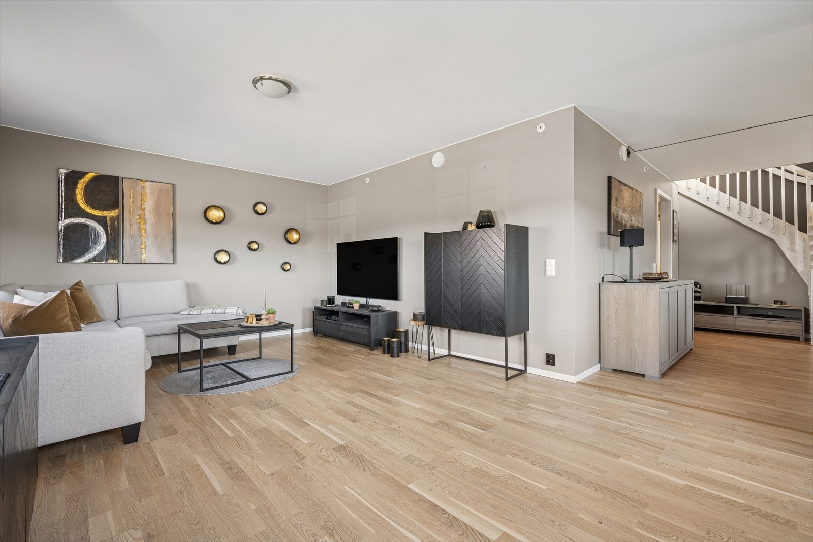 Boligen har en fin stue/spisestue med godt lysinnslipp. Galleribilde