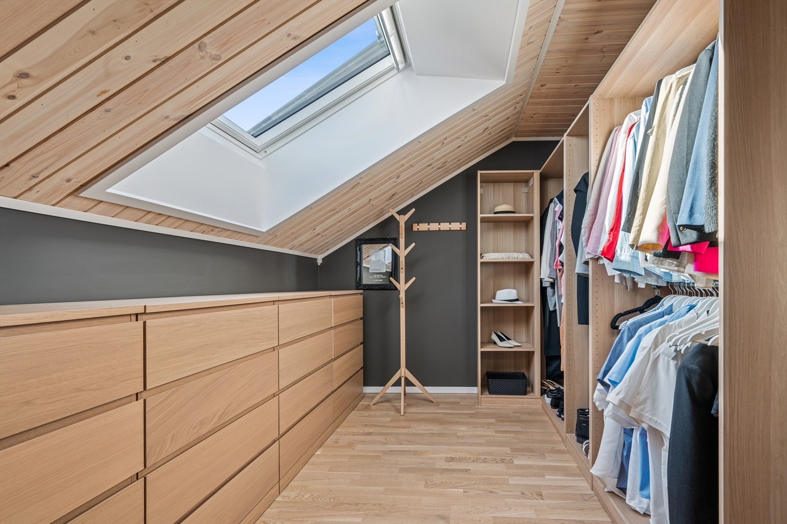 Soverom 3 som idag benyttes som garderoberom. Galleribilde