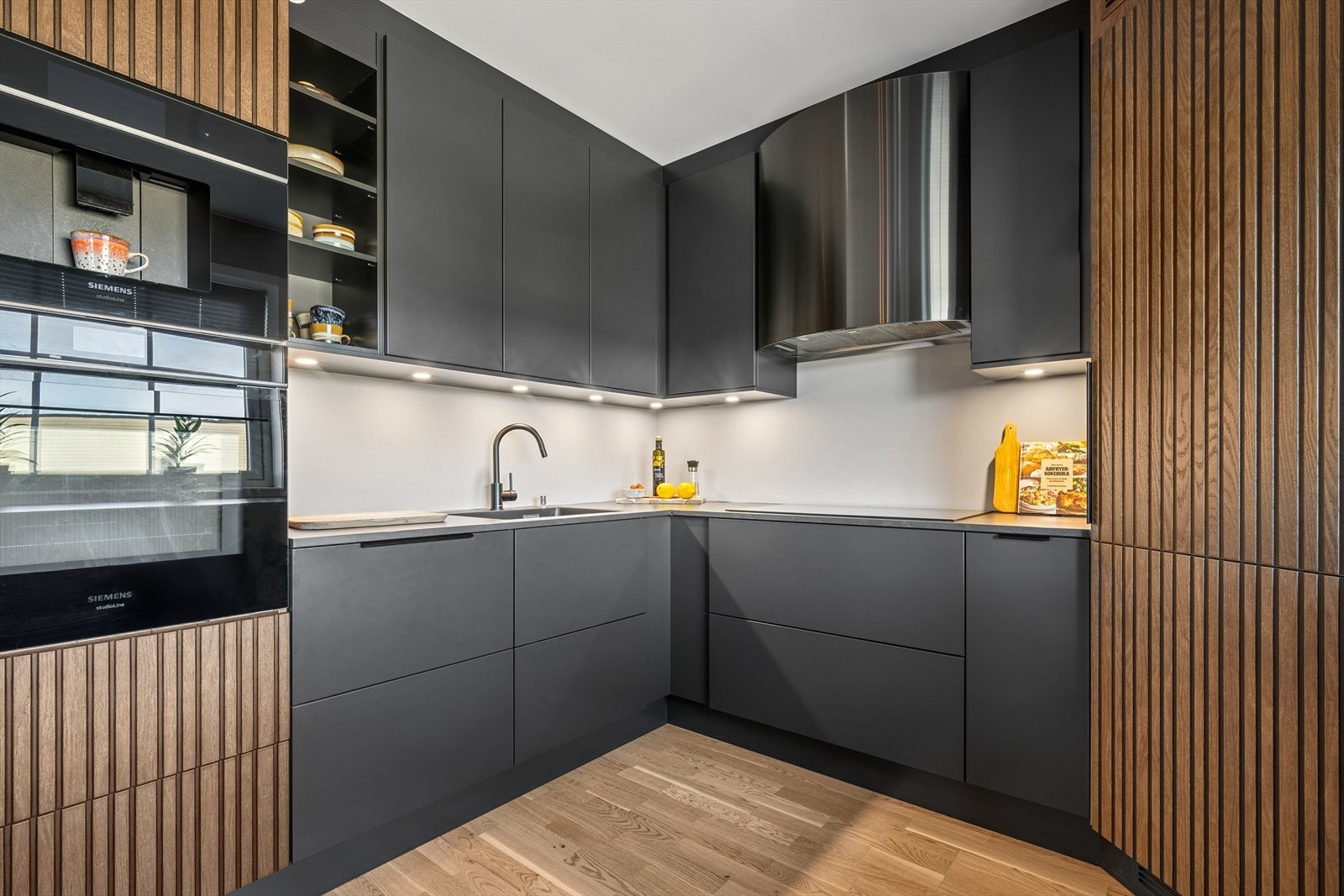 Kjøkkeninnredningen består av glatte fronter, noen spilefronter, laminat benkeplate, nedfelt oppvaskkum, belysning under overskap og ventilator. Galleribilde