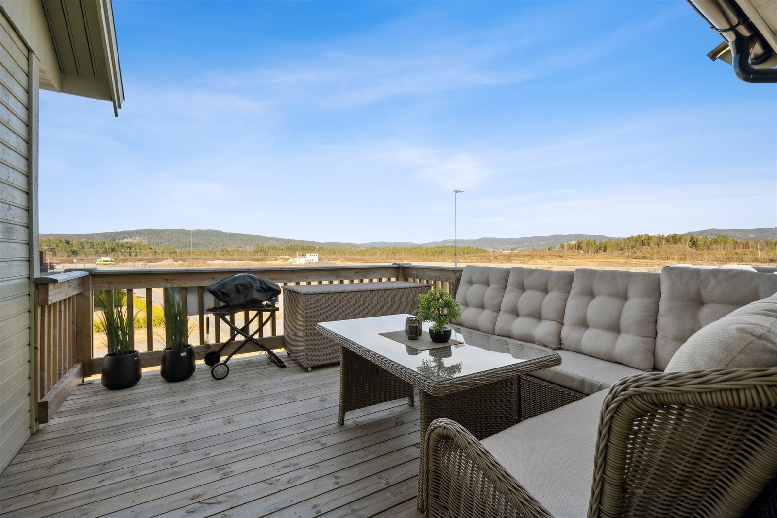 Utgang fra stue til en solrik, vestvendt balkong på 14 kvm. Galleribilde