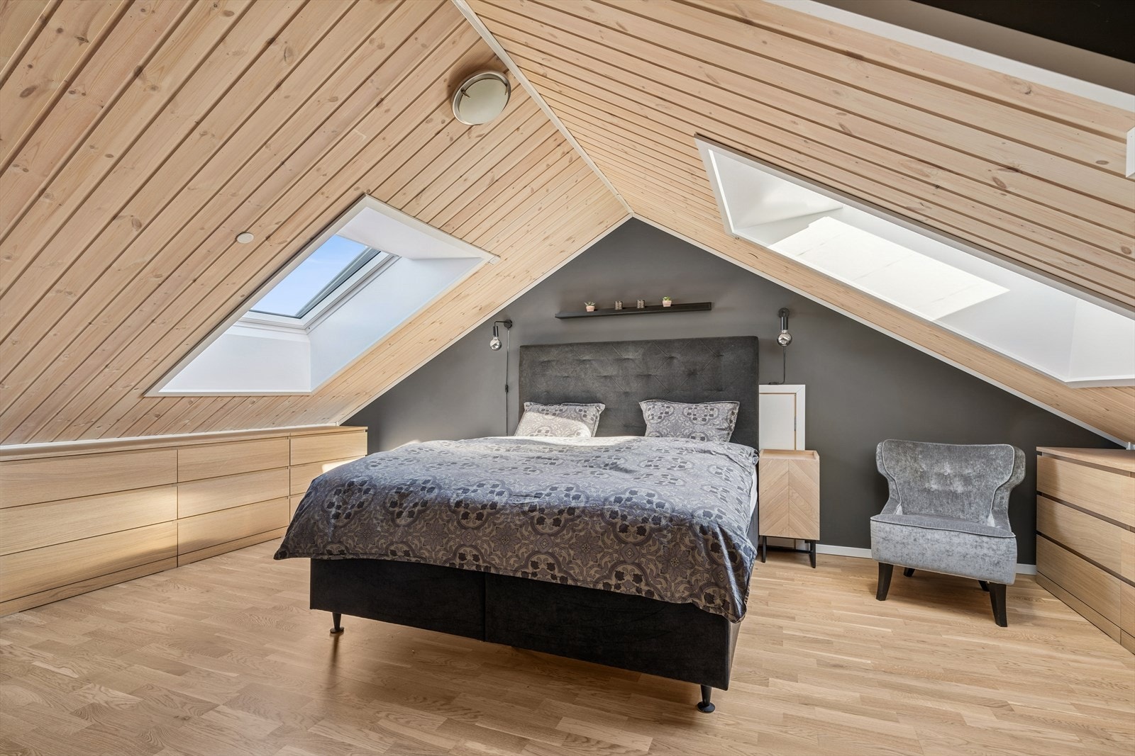 Loftstuen benyttes idag til hovedsoverom. Her er det store loftsvinduer som sørger for godt med naturlig lys. Galleribilde