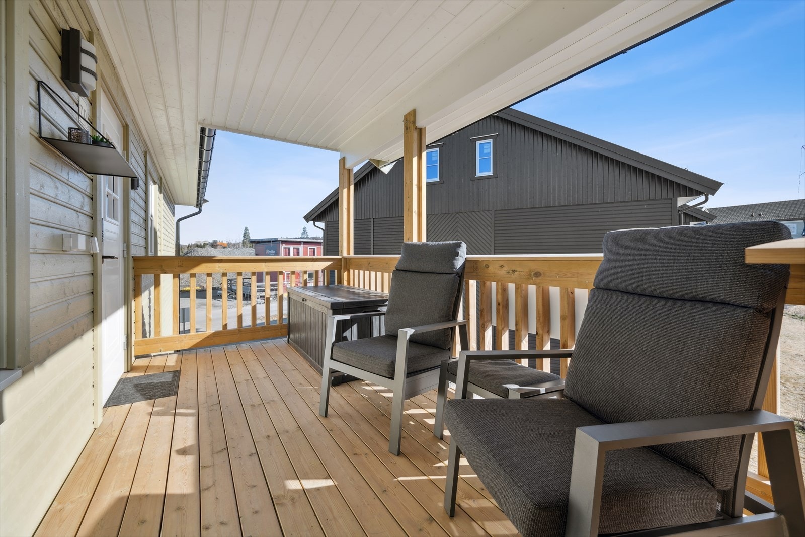 Overbygget balkong på 8,2 kvm i tilknytning til inngangspartiet. Galleribilde