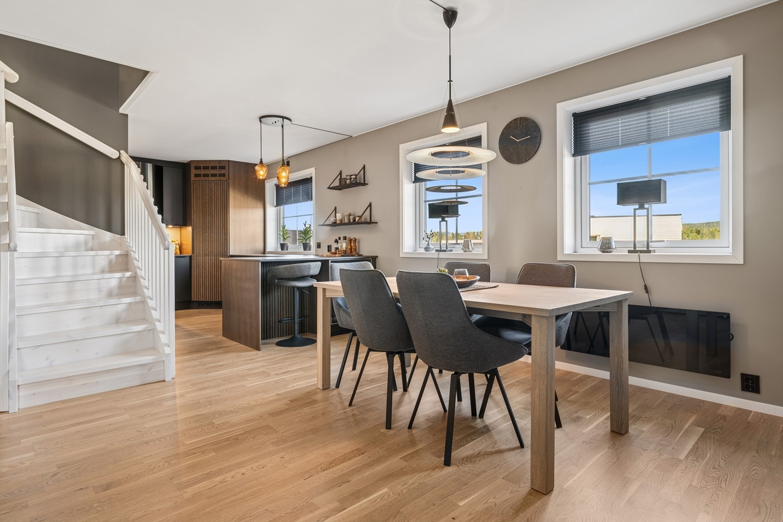 God plass til spisebord ved vinduene. Galleribilde