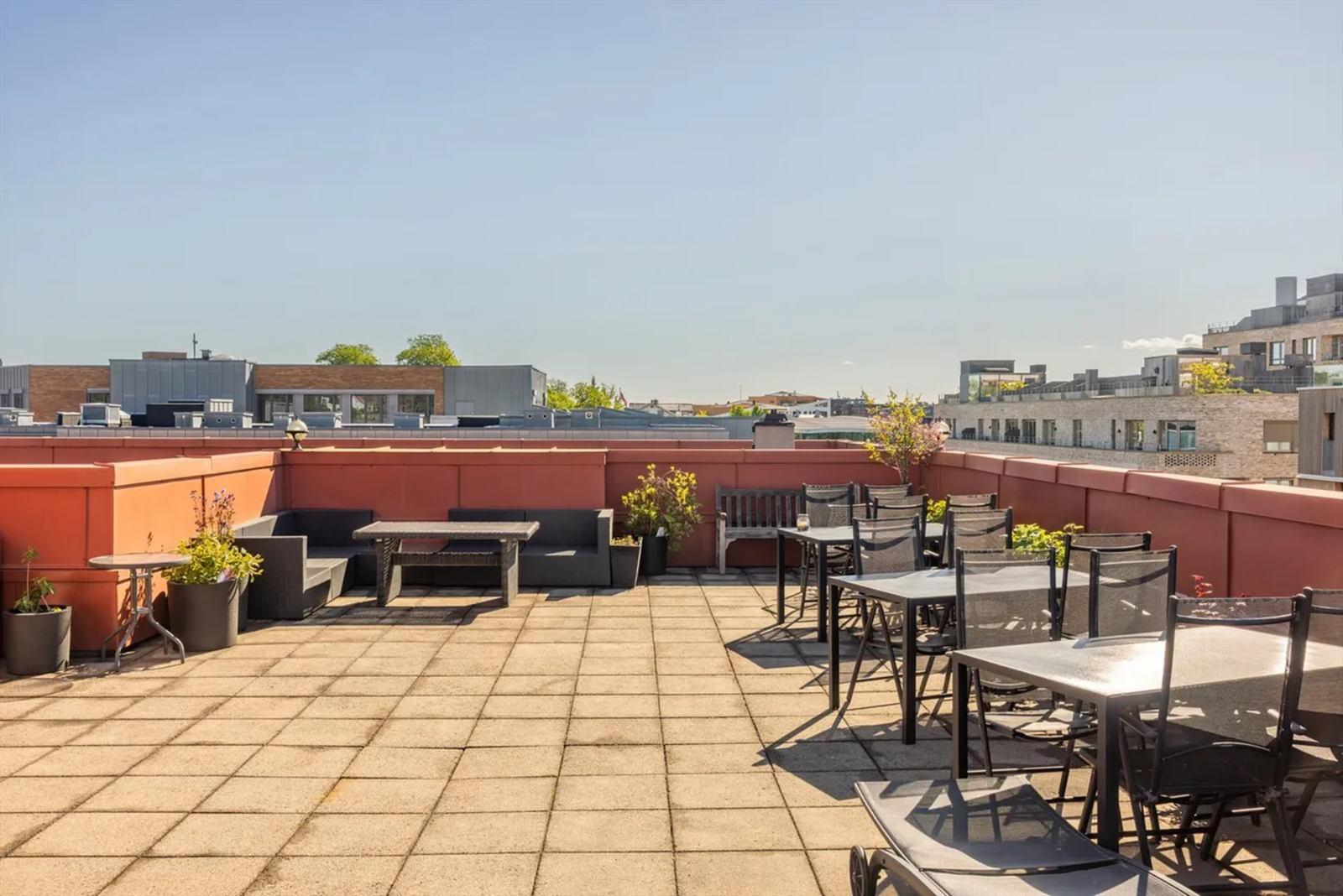 Solrik felles takterrasse på toppen av bygget. Galleribilde