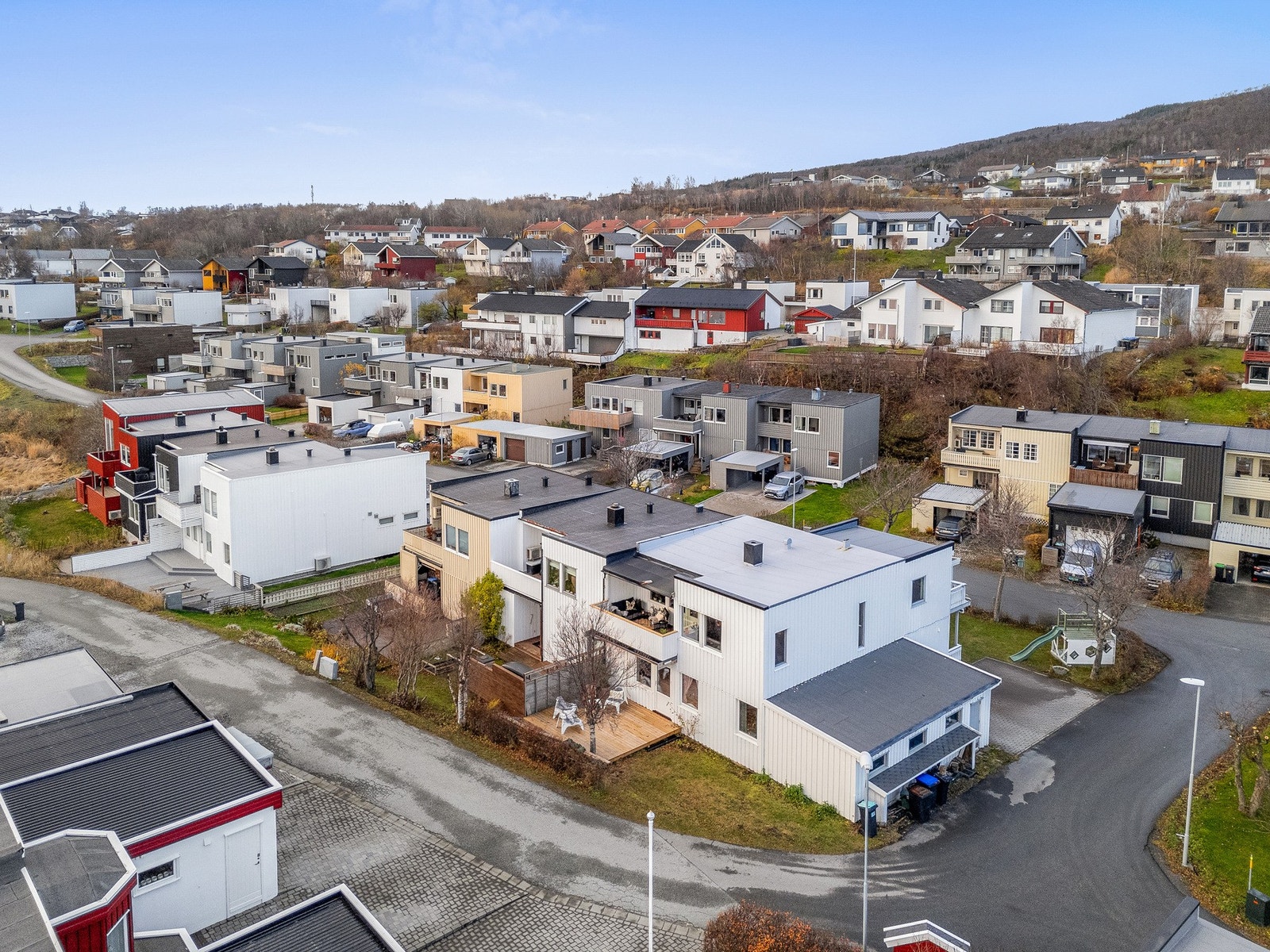 Innholdsrik rekkehus over to plan med garasje. Galleribilde