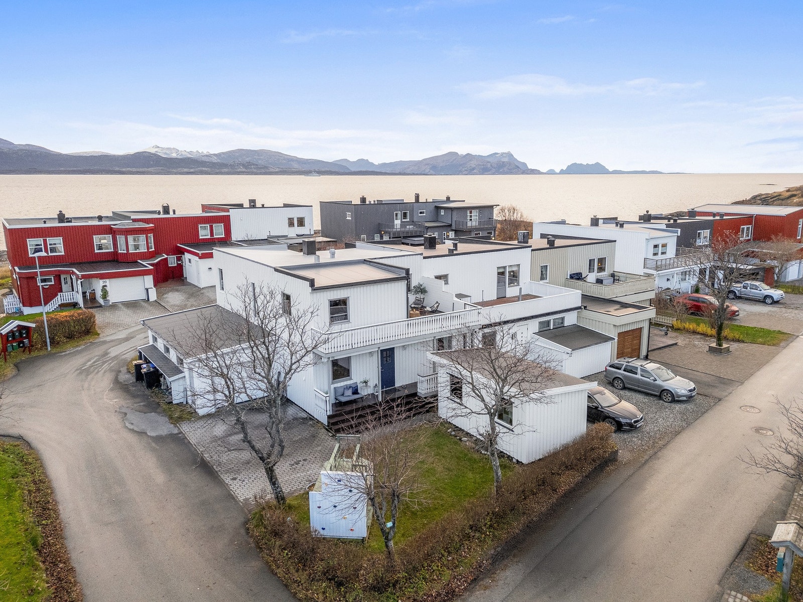 Attraktiv beliggenhet på Nedre Hunstadmoen med kort vei til daglige nødvendigheter og Kyststien. Galleribilde