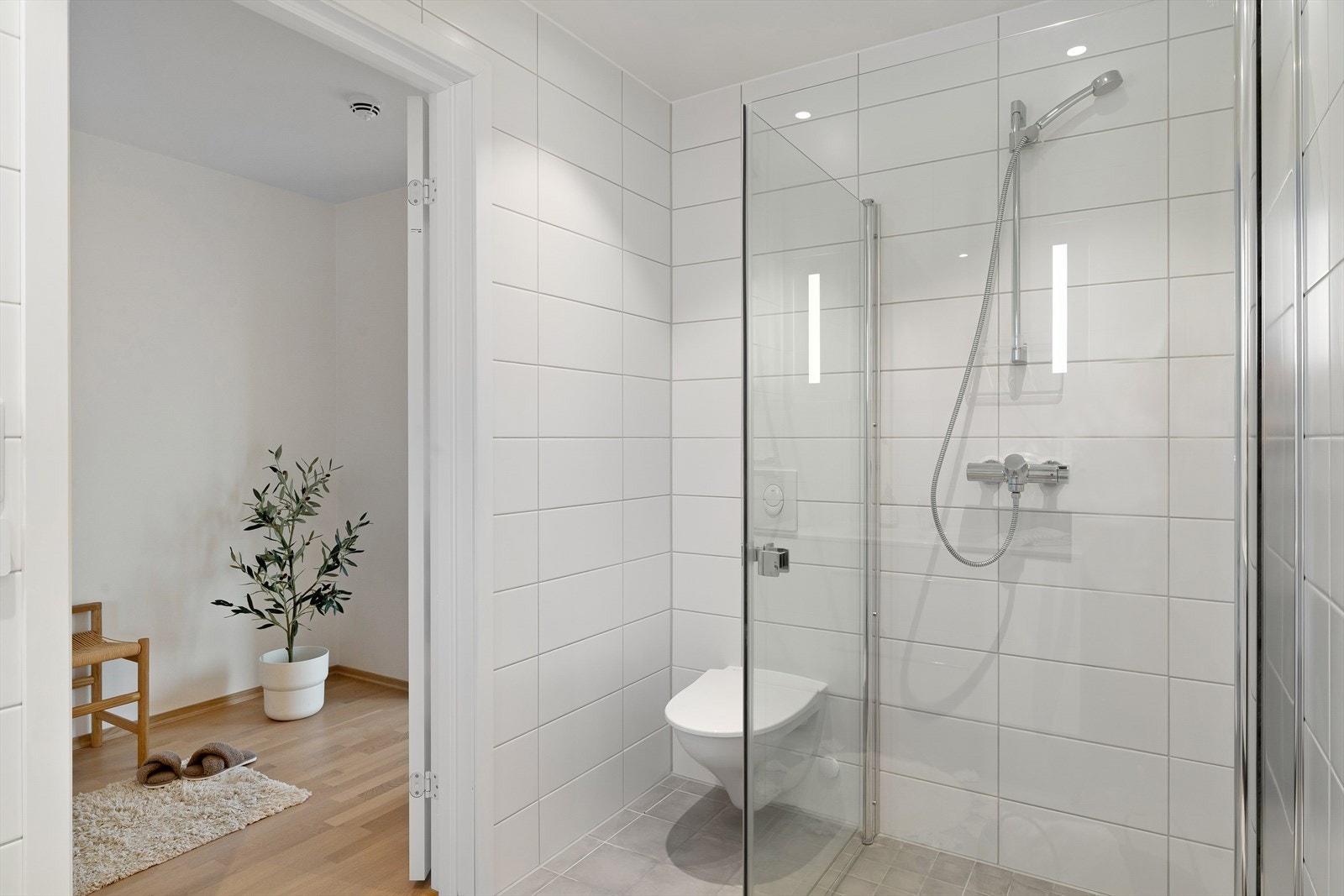 Helfliset bad med wc, dusjhjørne og varme i gulv for ekstra komfort (1 av 2 bad) Galleribilde