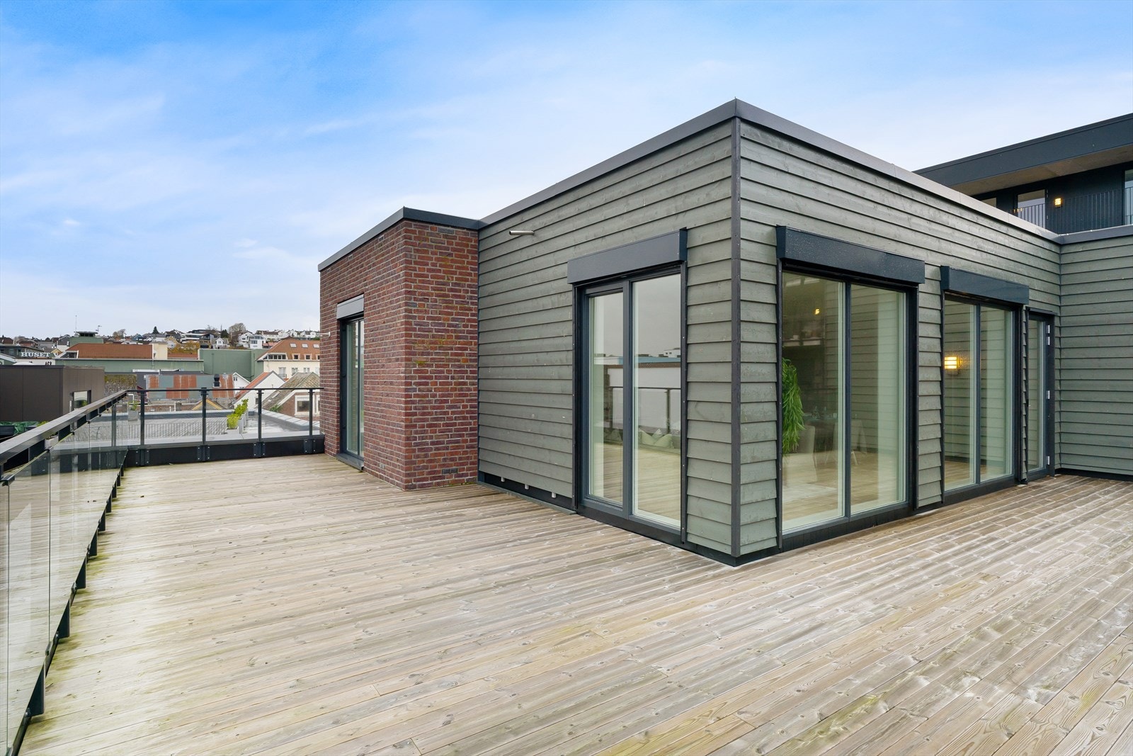 Terrasse på hele 64 kvm - flott utsikt og meget gode solforhold. Galleribilde