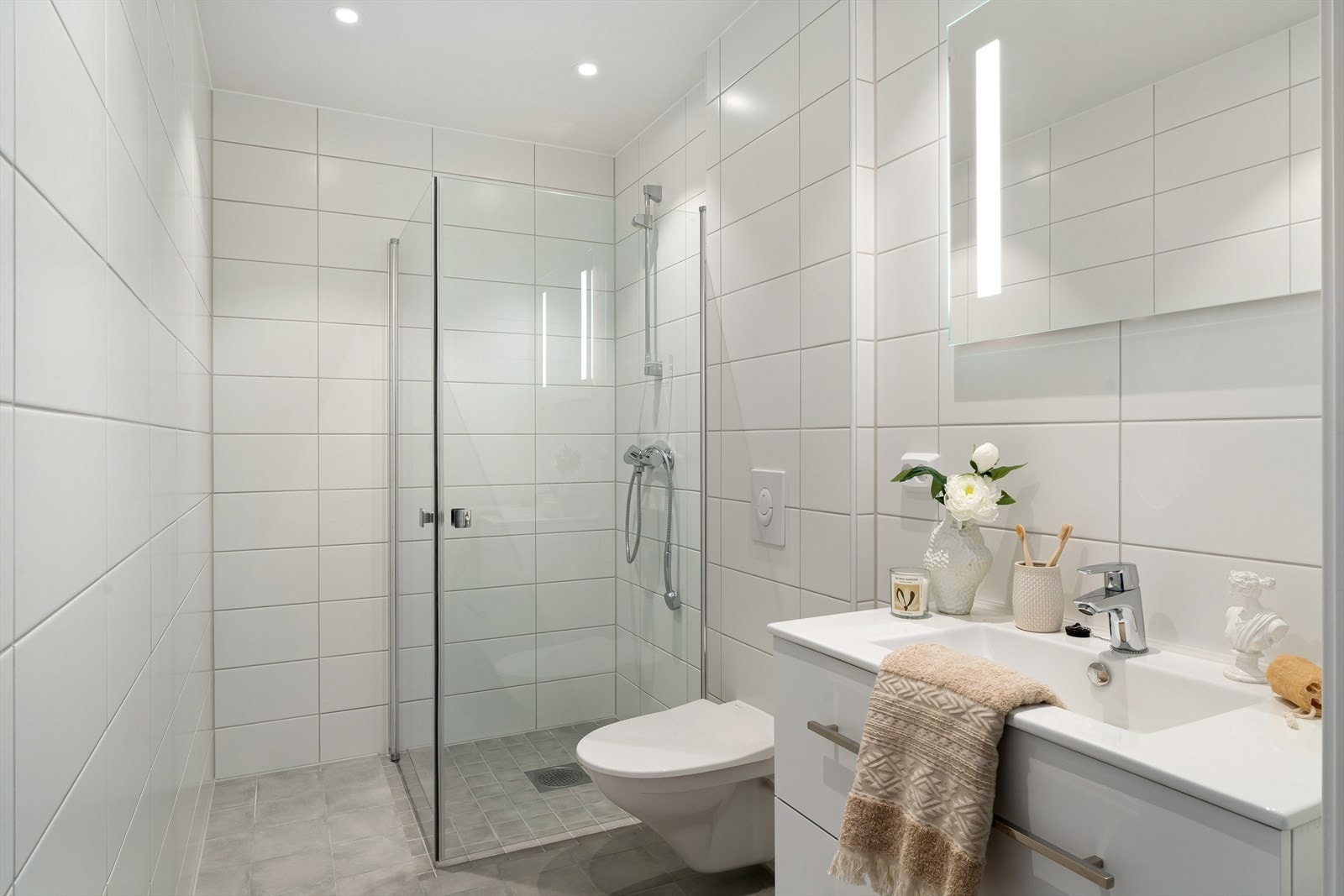 Helfliset bad med wc, dusjhjørne og varme i gulv for ekstra komfort (1 av 2 bad) Galleribilde