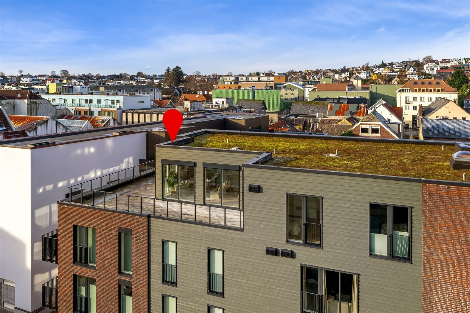 En flott selveierleilighet med en attraktiv og sentral beliggenhet i Sandnes sentrum. Topp- og hjørneleilighet med solrik terrasse på hele 64 kvm. Galleribilde