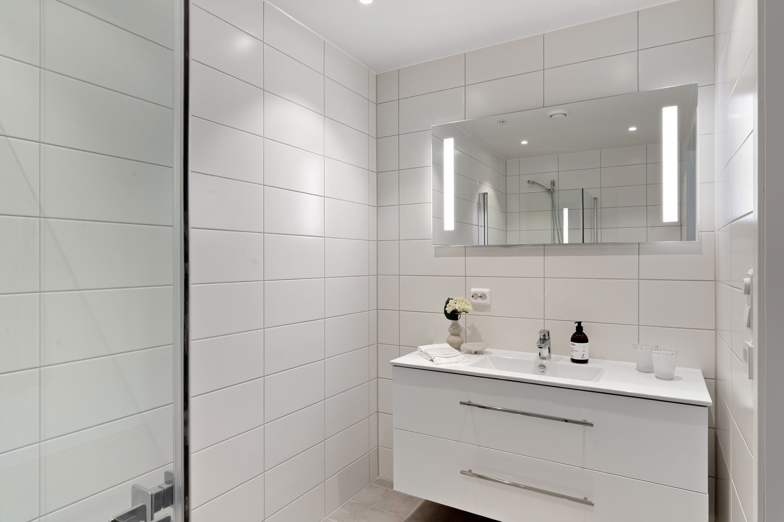 Helfliset bad med wc, dusjhjørne og varme i gulv for ekstra komfort (1 av 2 bad) Galleribilde