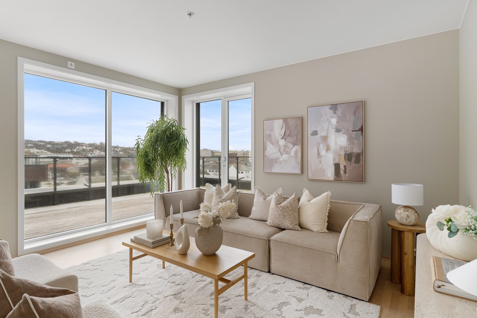 Store vindusflater i stuen - utgang til den store terrassen på hele 64 kvm Galleribilde