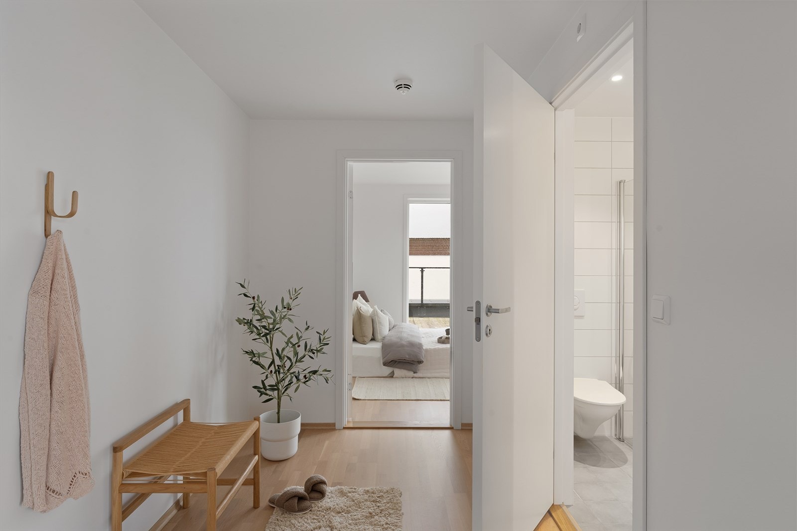 Garderoberom med inngang til bad og soverom Galleribilde